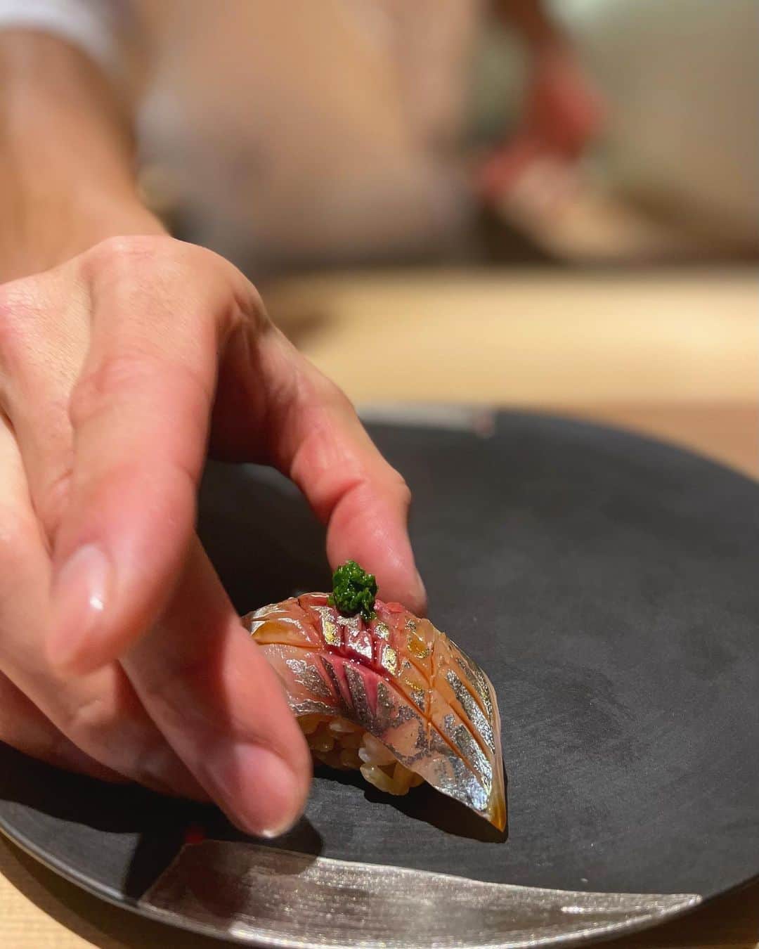 mimiさんのインスタグラム写真 - (mimiInstagram)「楽しみにしていた お寿司屋さん🍣 大宮にある寿司 六花へ☺️💓  大将はミシュラン店出身✨ おまかせ握りの上コースをいただきました❣️  ☑︎松茸1番出汁をいただいて コースがスタート💓  ☑︎前菜をいただき （雲丹とクリームチーズのモナカ美味しかった🥺❣️） ☑︎お刺身は脂の乗った弾力のある肉厚鰤と歯応えある平貝✨  そして握りへ🍣 ☑︎1番最初の握りが中トロ。 お腹が空いてる状態での中トロ 本当最高🤤❤️  ☑︎スミイカ　昆布のお塩とカラスミ ☑︎ヒラメ ☑︎アジ ☑︎イサキ ☑︎カマス炙り  アジ、本当に美味しかった🥺 すり潰した九条ネギがアクセント✨ カマス炙りも風味から幸せを感じられる。  ☑︎銀鱈の煮付け 優しい甘みと銀鱈の旨味、たまらない🥺  ☑︎ホッキ貝 ☑︎漬け赤身マグロ 鮮度の高い鮪。柚子の香りがアクセント。これはさっぱり美味しすぎる❣️  ☑︎いくらのダシ醤油漬け 大粒いくらにキャビアと金粉を。 贅沢すぎる。 食べた瞬間もため息が出る美味しさ。  ☑︎雲丹の手巻き 雲丹たっぷり。 甘み全開の文句なしの極上雲丹🥺💕  ☑︎蟹の茶碗蒸し をいただきほっこり落ち着いた所で  ☑︎大トローーーーー🤤🤤🤤🤤 とろける🥺ブワーっとなくなる🥺💓幸せすぎる🤤  ☑︎アナゴ ふわふわ甘みのある穴子に柚子の香りが絶妙🤤  ☑︎とろたく 最後の細巻はとろたく🥺 とろたく好きとしては嬉しすぎる✨ お隣の玉子はスイーツのような甘さたっぷりの玉子焼き❣️  ☑︎赤出汁味噌汁 ☑︎みかんとシャンパンのゼリー  最後まで満足感たっぷりのコース。 全て美味すぎて ２４品パクパクといただき お腹いっぱい🤤💕  シャリは大好きな赤酢で固め✨ シャリや山葵の好み量もしっかり聞いてくれるところ、ありがたい☺️  お気に入りのお寿司屋さんになりました💓 ・ #六花 #大宮寿司六花 #大宮 #大宮グルメ #大宮ランチ #寿司六花 #大宮南銀 #大宮寿司 #大宮ディナー #埼玉寿司 #ミシュラン #お気に入りのお寿司屋さん #埼玉グルメ #関東グルメ #内緒にしたいお店 #グルメ好きな人と繋がりたい #インスタ探検隊 #たべすたぐらむ #インスタグルメ #インスタグルメアワード2020 #グルメ部 #グルジョ #mimiディナー #贅沢の極み #寿司好きな人と繋がりたい #お寿司が好き #カウンター寿司 ウーミーpr Support By woomy」12月7日 16時14分 - chan.mi3