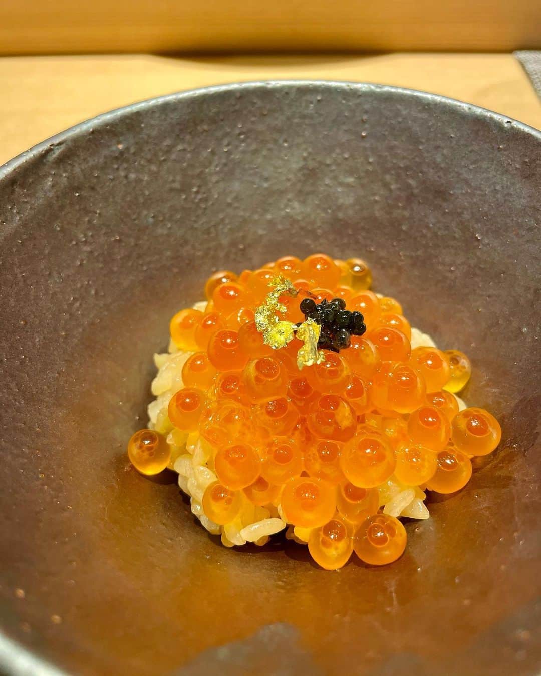 mimiさんのインスタグラム写真 - (mimiInstagram)「楽しみにしていた お寿司屋さん🍣 大宮にある寿司 六花へ☺️💓  大将はミシュラン店出身✨ おまかせ握りの上コースをいただきました❣️  ☑︎松茸1番出汁をいただいて コースがスタート💓  ☑︎前菜をいただき （雲丹とクリームチーズのモナカ美味しかった🥺❣️） ☑︎お刺身は脂の乗った弾力のある肉厚鰤と歯応えある平貝✨  そして握りへ🍣 ☑︎1番最初の握りが中トロ。 お腹が空いてる状態での中トロ 本当最高🤤❤️  ☑︎スミイカ　昆布のお塩とカラスミ ☑︎ヒラメ ☑︎アジ ☑︎イサキ ☑︎カマス炙り  アジ、本当に美味しかった🥺 すり潰した九条ネギがアクセント✨ カマス炙りも風味から幸せを感じられる。  ☑︎銀鱈の煮付け 優しい甘みと銀鱈の旨味、たまらない🥺  ☑︎ホッキ貝 ☑︎漬け赤身マグロ 鮮度の高い鮪。柚子の香りがアクセント。これはさっぱり美味しすぎる❣️  ☑︎いくらのダシ醤油漬け 大粒いくらにキャビアと金粉を。 贅沢すぎる。 食べた瞬間もため息が出る美味しさ。  ☑︎雲丹の手巻き 雲丹たっぷり。 甘み全開の文句なしの極上雲丹🥺💕  ☑︎蟹の茶碗蒸し をいただきほっこり落ち着いた所で  ☑︎大トローーーーー🤤🤤🤤🤤 とろける🥺ブワーっとなくなる🥺💓幸せすぎる🤤  ☑︎アナゴ ふわふわ甘みのある穴子に柚子の香りが絶妙🤤  ☑︎とろたく 最後の細巻はとろたく🥺 とろたく好きとしては嬉しすぎる✨ お隣の玉子はスイーツのような甘さたっぷりの玉子焼き❣️  ☑︎赤出汁味噌汁 ☑︎みかんとシャンパンのゼリー  最後まで満足感たっぷりのコース。 全て美味すぎて ２４品パクパクといただき お腹いっぱい🤤💕  シャリは大好きな赤酢で固め✨ シャリや山葵の好み量もしっかり聞いてくれるところ、ありがたい☺️  お気に入りのお寿司屋さんになりました💓 ・ #六花 #大宮寿司六花 #大宮 #大宮グルメ #大宮ランチ #寿司六花 #大宮南銀 #大宮寿司 #大宮ディナー #埼玉寿司 #ミシュラン #お気に入りのお寿司屋さん #埼玉グルメ #関東グルメ #内緒にしたいお店 #グルメ好きな人と繋がりたい #インスタ探検隊 #たべすたぐらむ #インスタグルメ #インスタグルメアワード2020 #グルメ部 #グルジョ #mimiディナー #贅沢の極み #寿司好きな人と繋がりたい #お寿司が好き #カウンター寿司 ウーミーpr Support By woomy」12月7日 16時14分 - chan.mi3