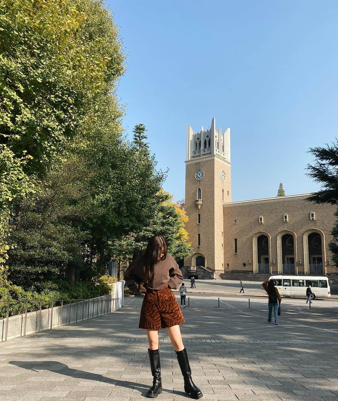 青山舞莉のインスタグラム：「大学生活もあと2年もないけど楽しんでいこう〜 将来心配って思うけど楽しむことも大事よね🥺  コーデは　@sly_official  #ミーコーデ #ミーの毎日」