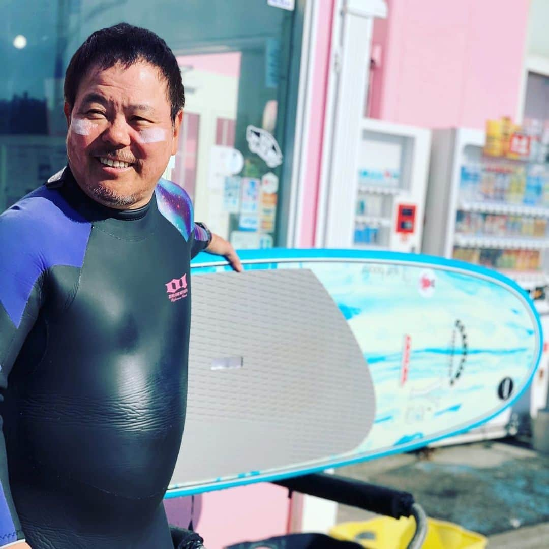 ほんこんさんのインスタグラム写真 - (ほんこんInstagram)「サーフィン終了🏄🏻‍♂️ 波セット桃🍑 #zeroonewetsuits  #南相馬 #コーストライン #ディクセル #海蔵kaizou  #海蔵 #ほんこん流波乗りのすすめ  #ほんこん #ロングボード #サーフィン」12月7日 16時12分 - hongkong2015_4_9