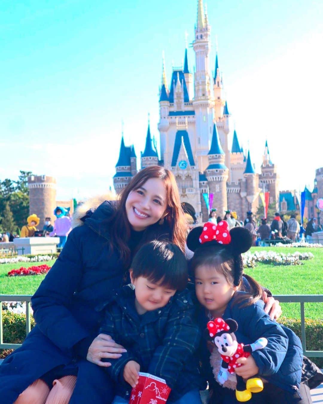 のインスタグラム：「. . 子供たちと写真を撮ると カメラ目線は諦めるよね。 . . 仲良しのお友達とディズニー。 この2人だと平和すぎて 何も手がかからないなぁ。 . . あ、美女と野獣は 外れました♡ . . #それ目当てだったのに #ディズニー#ディズニーランド#disneyland」