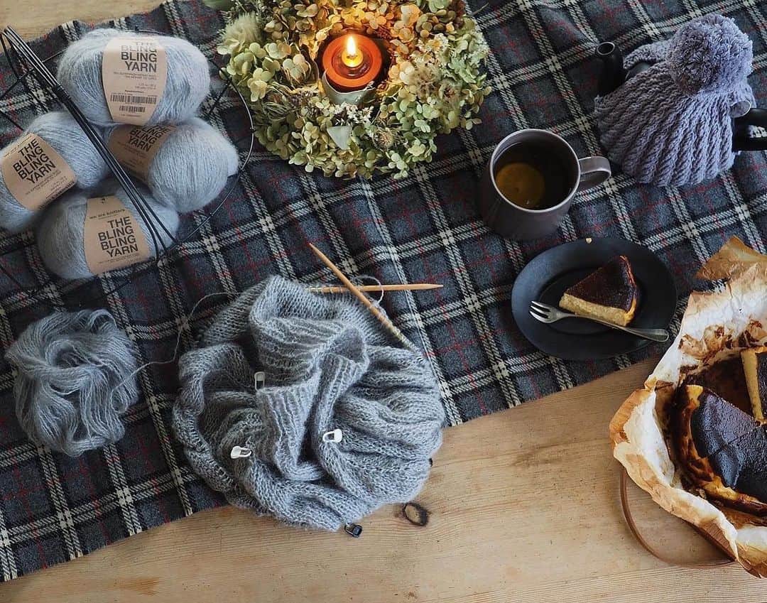 naomiのインスタグラム：「𓂃  セーター編み始めました𓃈  スペインの編み物キットブランド @weareknitters さんの 日本語対応キットの中から  ふんわりボリューム袖がかわいい #tinselsweater  毛糸、編み針、とじ針、タグ、編み方の冊子が付いてました  キットの種類が豊富で、どれにしようか迷ってしまうほどありましたよ  #weaving (織り)や  #Latchhook (プラスチックメッシュに毛糸を結びつけて模様をつくるもの)も気になってます  様々な国の方と同じパターンにチャレンジできるのも楽しい♩♩  _  ストーリーから日本語サイトに飛べます 20%offcode⇨ WAKXmas2020  #weareknitters #ウィーアーニッターズ　#supported #🧶 #手編みセーター　#ロンドンポタリー　#おやつの時間」