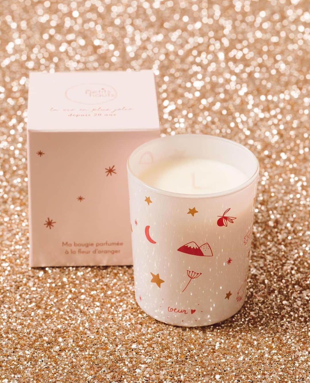 デプチオーのインスタグラム：「Notre boutique éphémère porte plus que jamais notre signature : le ROSE sous toutes ses formes & avec nos jolies ILLUSTRATIONS 👩🏻‍🎨⁠⠀ Retrouvez notre belle bougie parfumée, un carnet de recettes (secrètes) 😉 et parapluie, tous exclusifs !⁠⠀ ⁠⠀ 🎁 LE FÉERIQUE CALENDRIER DE L'AVENT ! 🎄⁠⠀ À GAGNER ce 7 décembre,⁠⠀ BRAVO à Flore D. 🎁🎄🥳✨ notre tshirt Justini & une suspension pâle de chez @georgesstore ! ⁠⠀ Rdv en story pour participer 🎅🏻✨⁠⠀ ⁠⠀ #despetitshauts #despetitshautsaddict #despetitsmoments #lavieenplusjoliedepuis20ans #lavieenplusjolie」