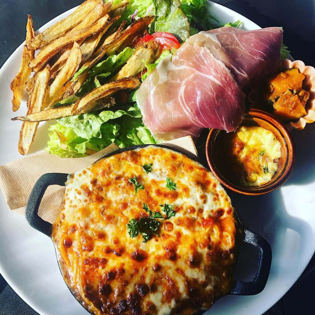 のインスタグラム：「. レポートのときに 大前さんにも自慢した オープンテラスでのランチ(*´艸｀*) . 天気予報を見て 晴れと暖かいのを確認！ っで予約（笑） . 女性グループや お子様連れのお母さんたちで 賑わっていました(*´艸｀*) . パスタもおいしかったし ジェラートも 濃厚でおいしかった！ . また行きたーい！ . #ヨコマチテラス #大府市」