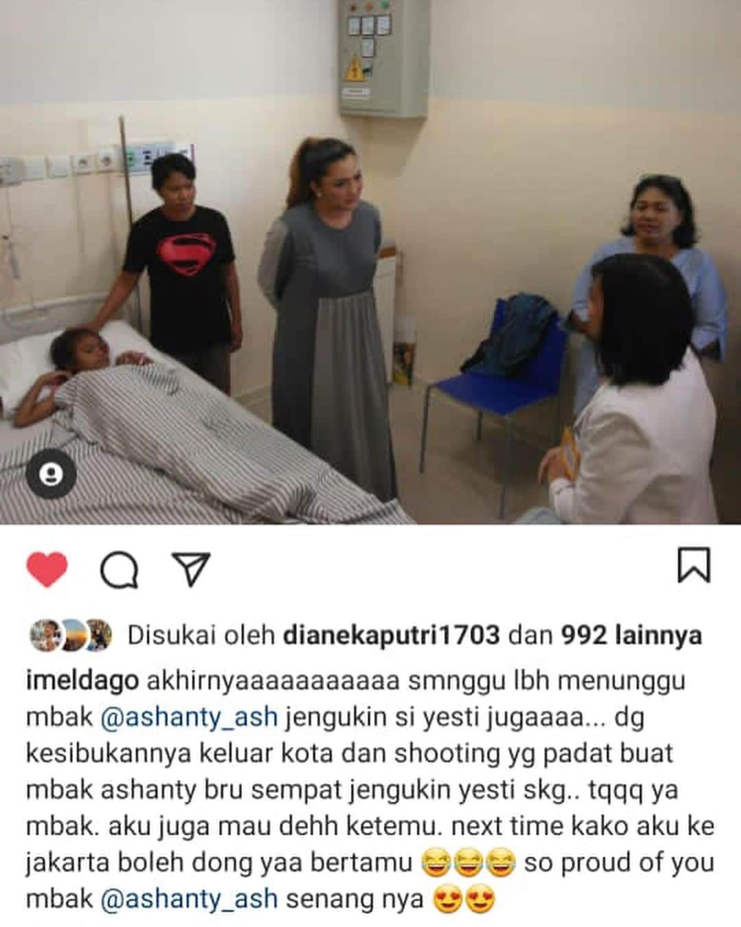 Ashantyさんのインスタグラム写真 - (AshantyInstagram)「Nah sekarang mau crita tentang yesti, gadis sumba yg manis.  5 tahun lalu aku di dm sm mbak amel bahwa ada anak kecil bernama yesti tinggal digunung, bener2 ngga tau apa2 sama sekali, sakit mata nya parah (foto nya slide terakhir).. dulu kita belum bikin youtube thehermansyah. tapi rekaman dikit2 ada kl mau liat kalian bisa liat di video baru kita. Akhirnya 5tahun lalu kt ajak ke jakarta, selama 6 bulan dirawat disini, 2 kali di operasi dll. Sampai akhirnya Alhamdulillah sembuh total. Dan udh ketutup rapet. Panjang kl crita bagaimana dia dulu ngga pernah liat lampu, diajak jalan2 di jakarta wajah nya kayak shock antara kaget, bingung, bahagia. Dan Alhamdulillah kemaren ke Sumba, bisa ketemu yesti lagi. Trakhir aku pernah ketemu 3 tahun lalu pas aku ke sumba, ketemu yg sekarang yesti udah ceria banget, bisa senyum dan ketawa (dulu diem banget)  Semoga yesti bisa sehat selalu dan tumbuh jadi anak yg hebat dan sukses.」12月7日 16時30分 - ashanty_ash