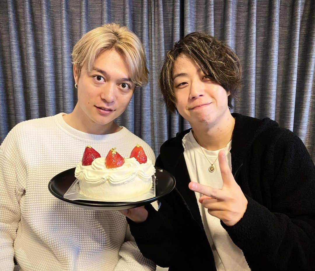 Tomoyaさんのインスタグラム写真 - (TomoyaInstagram)「とーるおめでとう🎂   頼れるリーダー🤨 いつもありがとう🌈 32歳も、とーるらしく楽しんで✨🕊   #happybirthday」12月7日 16時41分 - tomo_10969