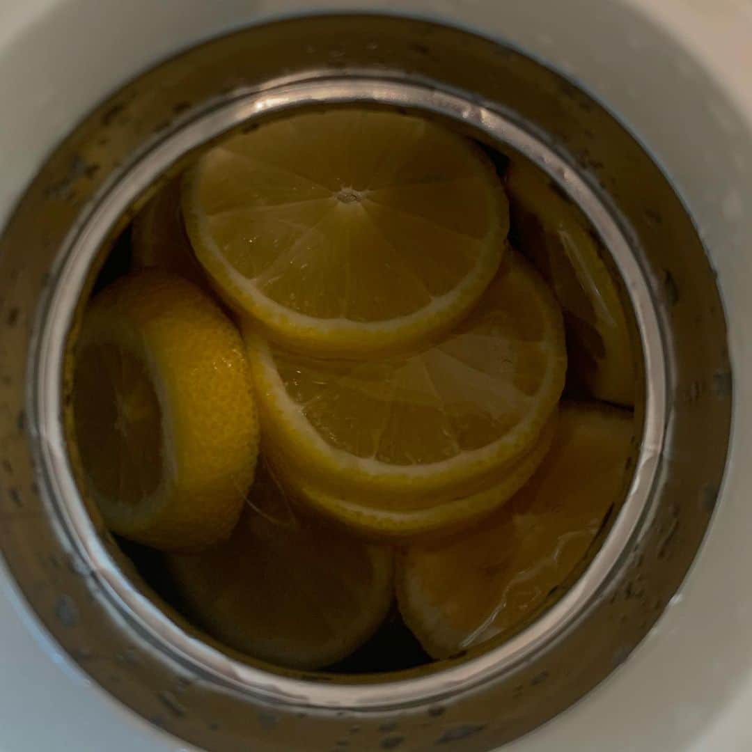 ムン・ジョンウォンさんのインスタグラム写真 - (ムン・ジョンウォンInstagram)「상큼하게 레몬 물  #집콕」12月7日 16時37分 - moonjungwon