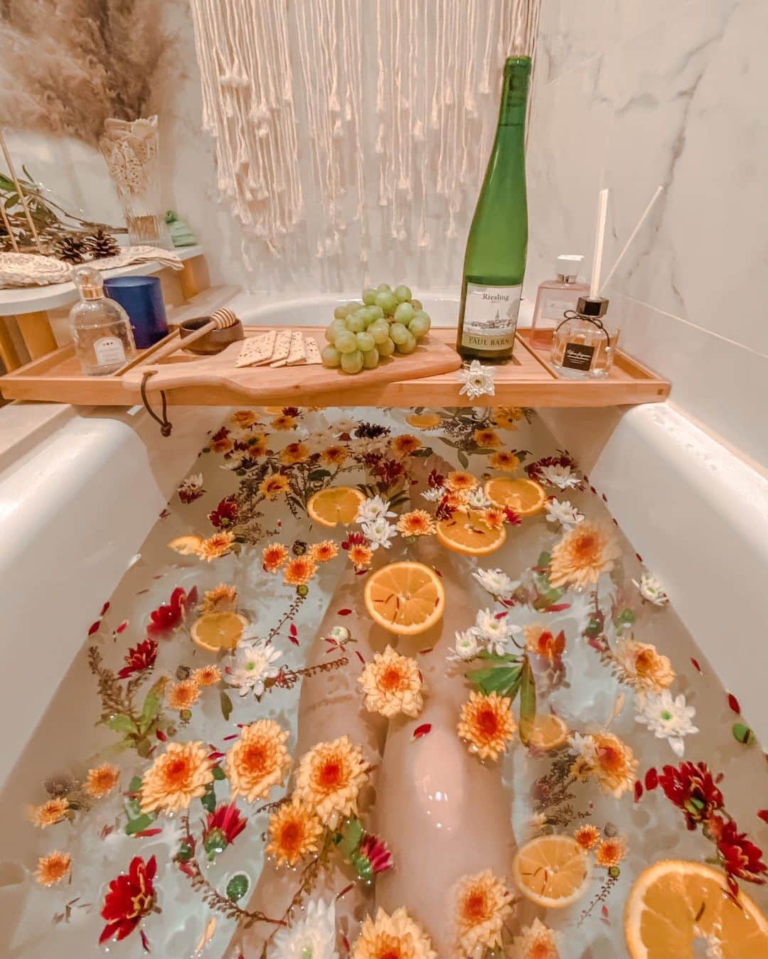 のインスタグラム：「𝔽𝕒𝕝𝕝 ℍ𝕒𝕣𝕧𝕖𝕤𝕥 𝔹𝕒𝕥𝕙 本來想搭配一個聖誕氛圍的 可是我的秋天版還沒完 先湊著看🍂🙈  雖然疫情都沒有慶祝聖誕的大活動或是氣氛 但小慶祝或是擺設的儀式感還是很需要 只要跟家人和最愛的人一起渡過便覺幸福（噢～二人行好過沒有了）  我最期待的一週終於來啦🌲🥳 。 。 。 。 。 。 #hongkong #homesweethome #香港 #bathroomdesign #bathroom #bathroomdecor #bathtubgoals #hongkonginsta #discoverhongkong #hongkongart #instahk #hongkongphoto #timeouthongkong #hkig #likeforlikes #shoutout #コメント返し #lightroom #lightroompresets #lightroom調色 #hkblogger #写真好きな人と繋がりたい #カメラ女子 #カメラ好きな人と繋がりたい」