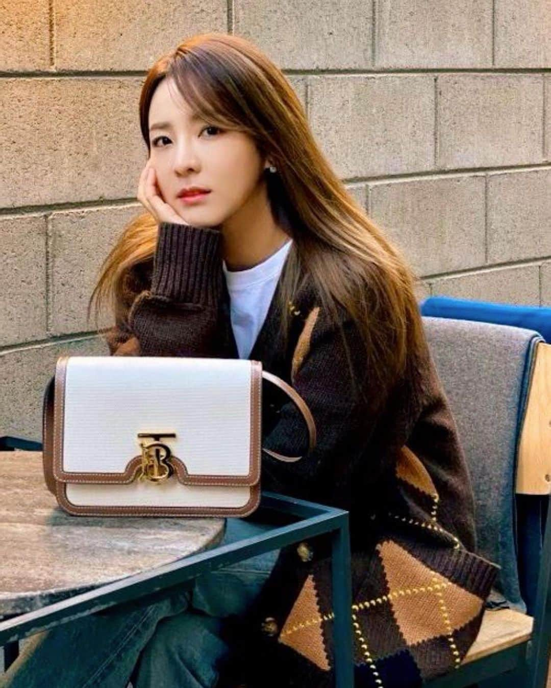 ダラ さんのインスタグラム写真 - (ダラ Instagram)「#광고 #Burberry #TheTBBag 🧡」12月7日 16時45分 - daraxxi