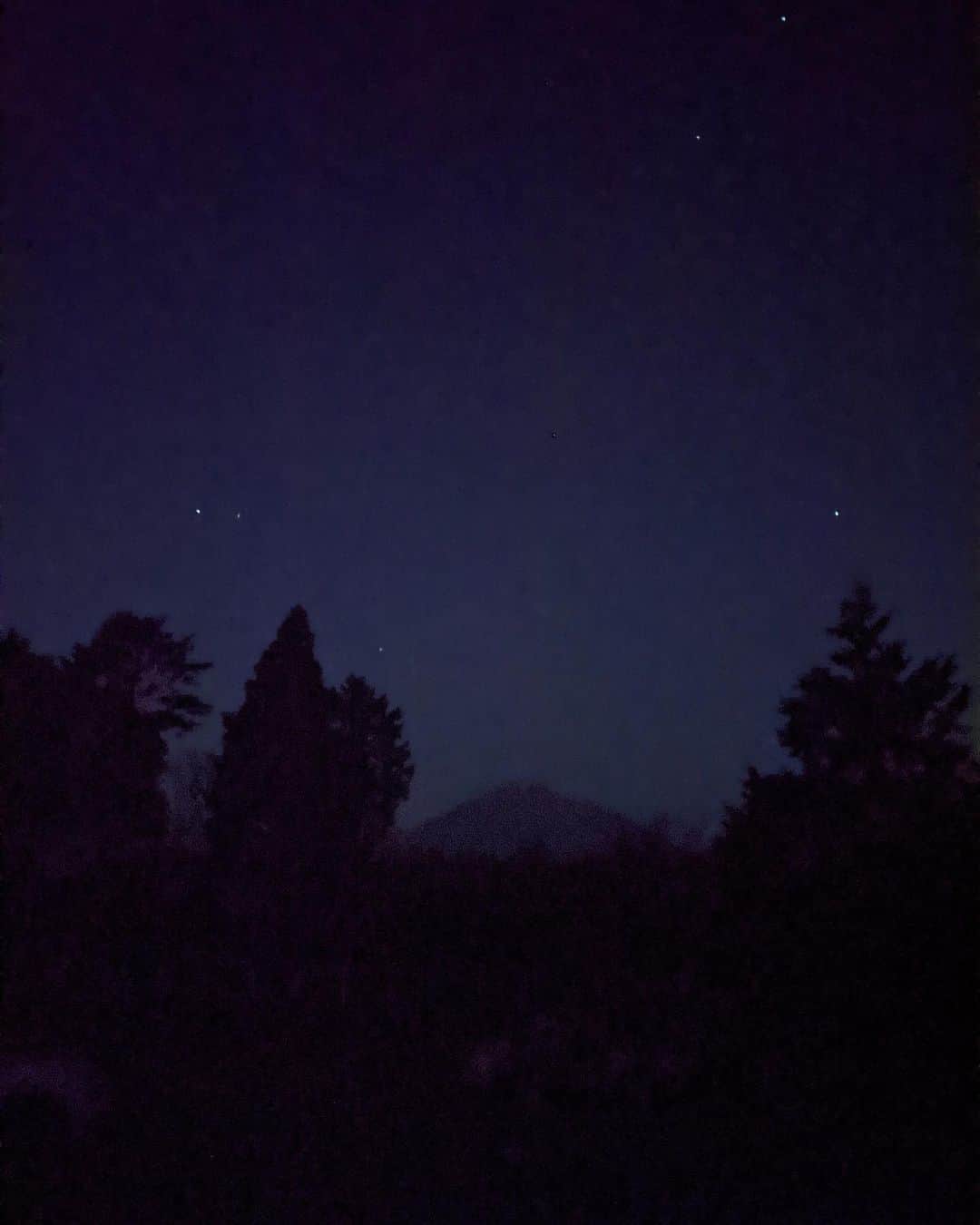 鈴木淳子さんのインスタグラム写真 - (鈴木淳子Instagram)「夜の真っ暗な富士山。 #pixelで撮影 #ナイトモード . 街頭がない駐車場で 富士山の方向にカメラを向け 寒さに震えながら撮影。 すごっ。 興奮して叫んだ。笑 . . . #鈴木また乗馬してきたよ #毎月行くのが目標  #teampixel  #Pixel5」12月7日 16時46分 - junkosuzuki