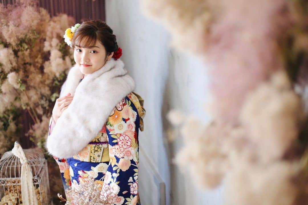 フォトスタジオノザキさんのインスタグラム写真 - (フォトスタジオノザキInstagram)「. お気に入りのコーディネートで💕 人生一回の特別な日は誰よりも可愛く、オシャレな振袖姿を残しませんか👘🎶  ご希望の方は着付けやヘアメイクも承っております✨ 衣装のお問い合わせも受け付けております。  この時期、成人式前撮りが増えてきました‼︎ 夏に撮影ができなかった方も11月.12月にご予約を頂いてます。来年1月の撮影をお考えの方で前撮りを撮れなかった方、当日他ポーズ写真集撮影対応可能です。 ------------------------------------------- 皆様に安心して当店をご利用いただけますよう フォトスタジオノザキでは新型コロナウィルス感染予防としまして以下の対策を実施いたします。 ・店頭に消毒液を設置 ・店内全ての設備・おもちゃ・その他定期的に殺菌消毒処理 ・スタッフ開店前検温確認 ・スタッフマスク常備　 ご案内や写真セレクト時はマスクを装着 ・スタッフ撮影ごとに手洗い・消毒・うがい実施 ・1組ずつ撮影間隔を空ける  皆様が快適に気持ちよく思い出となる写真が残せますよう精一杯のご対応をさせて頂きます。 -------------------------------------------  詳細はこちら⇒（@photostudionozaki）  #フォトスタジオノザキ #photostudionozaki #宮崎 #写真館 #写真スタジオ #振袖 #成人式 #成人式前撮り #振袖前撮り #前撮り #着物 #振袖コーディネート #振袖レンタル #振袖レンタル #振袖ヘアアレンジ #振袖ヘア #振袖女子 #kimono #furisode #スタジオ撮影 #写真スタジオ #成人の日」12月7日 16時46分 - photostudionozaki
