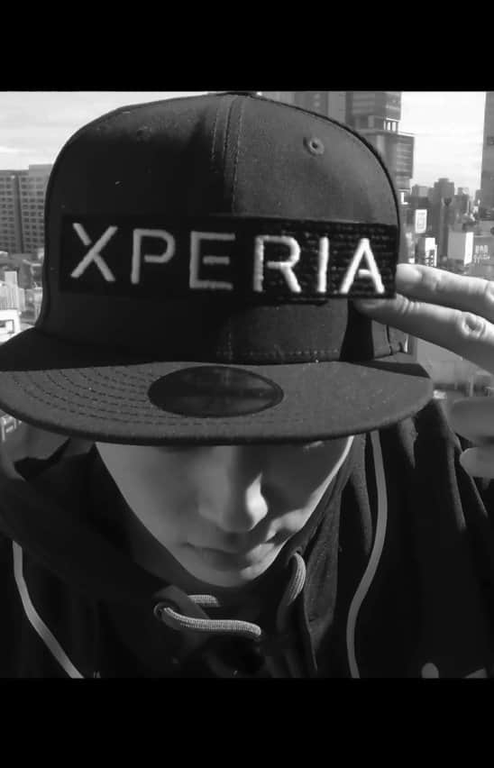 Hiroki Iijimaのインスタグラム：「. ソニーのスマートフォン、 Xperia 5 IIが新しく発売されました！ . Xperia 1 IIよりもひと回り小さくて、 女性の方でも持ちやすいと思います！ . Xperia 5と比べるとカメラ性能が断然パワーアップ！. Xperiaアンバサダーの @freestyler_yo , @shutakada_yoyo と一緒にコラボ動画撮ってもらいました！. . THX 📸 @m__drop . . . . #Xperia #Xperia5II #Xperiaアンバサダー #CinemagraphyPro #pr #kendama #zoomadanke #サンミュージックプロダクション」