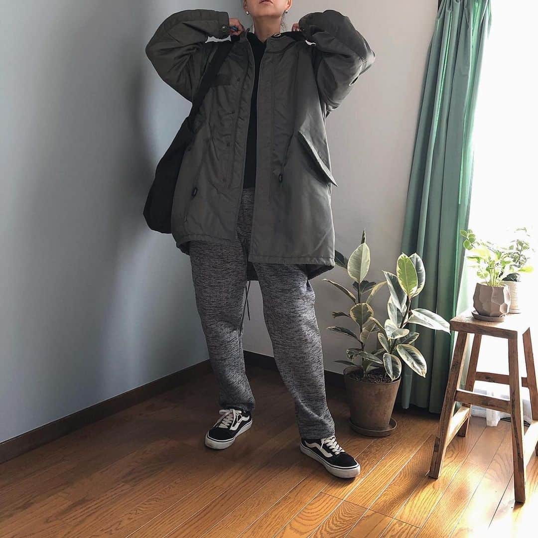 ak_m1120さんのインスタグラム写真 - (ak_m1120Instagram)「この写真では伝わりきれていないと思いますが、ものすごく可愛いアウターです🥺 . . . ヴィンテージ感のあるナイロン素材、メンズライクなオーバーサイズシルエット🥺 . . . どストライクです🥺🥺🥺 . . . . outer#moussy @moussyofficial  parkar#stylebar @stylebar_official  pants#freaksstore @freaksstore_official  . . . . . #fashion #code #military #chefpants #oldschool #casualstyle #ママコーデ #ミリタリージャケット #マウジー #フリークスストア #シェフパンツ #オールドスクール #トートバッグ #スタイルバー #メンズライク #オーバーサイズ #wear更新」12月7日 16時48分 - ak_m1120