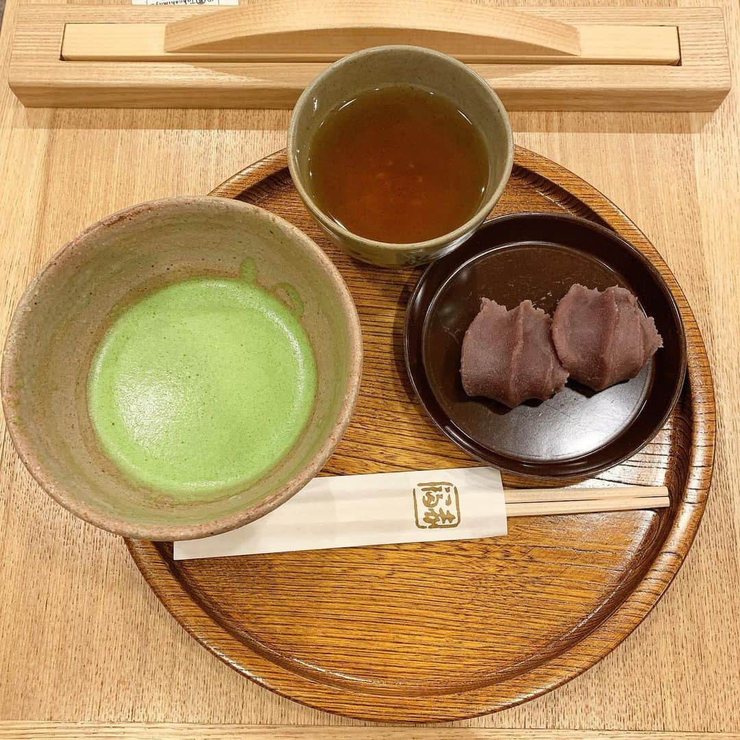 咲良菜緒さんのインスタグラム写真 - (咲良菜緒Instagram)「赤福。至福の時🍵  主食だけでも生きていけるけど、わたしは和菓子がないとだめかもしれない。。。 今日はこの他に琥珀糖ときびだんごを買いました🍡  今日の夜のおやつ🍘」12月7日 16時57分 - nao_sakura_official