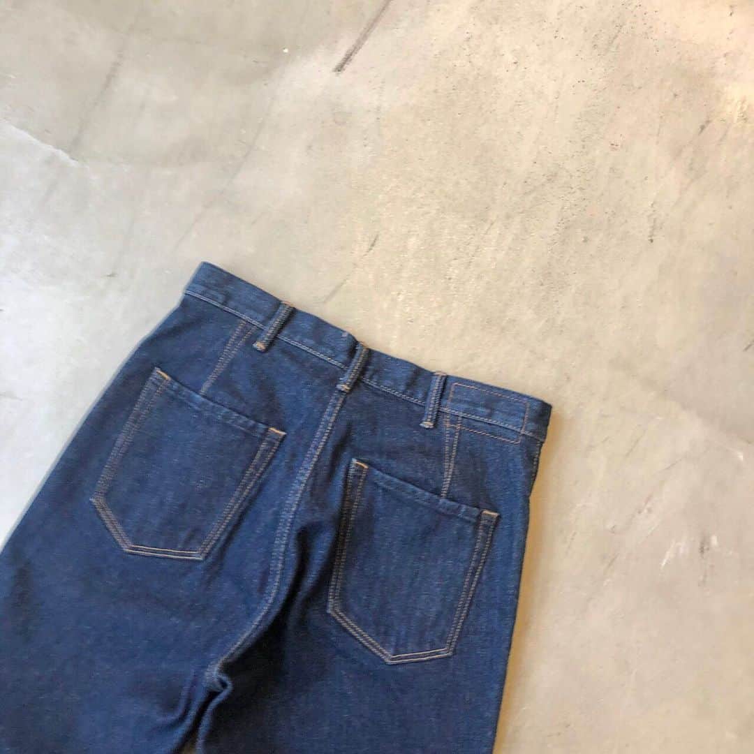 Moname Official Instagramのインスタグラム：「. 濃色のストレートシルエット。 後ろ姿もスッキリ見せてくれるため、 美尻効果ありです✨ . Straight No.41193007 Color. RIN ¥15,000 +tax . #moname #モナーム#デニムコーデ #denim #fashion #ootd #デニム #デニム女子 #パンツ #カジュアルコーデ #シンプルコーデ #着回しコーデ #今日のコーデ#パンツスタイル#着画 #ラフコーデ #ストレート#高見えコーデ #着回し  #パリジェンヌ #パリジャン #大人女子#ストレートデニム #美尻#大人かわいい#大人カジュアル#冬#冬コーデ」