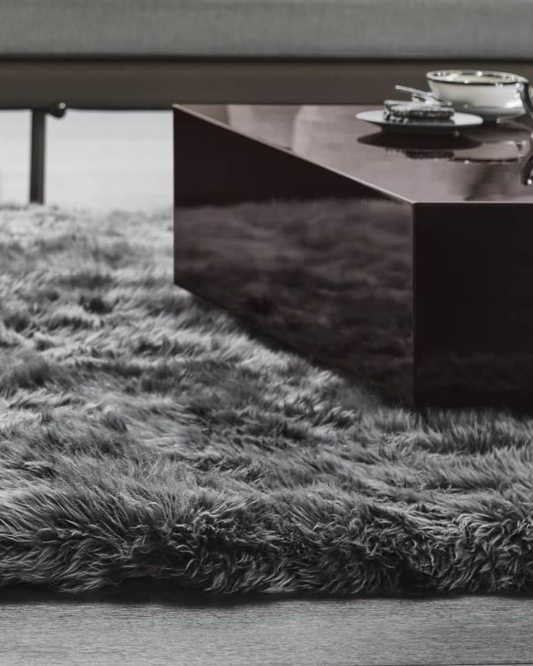 Minotti Londonさんのインスタグラム写真 - (Minotti LondonInstagram)「Warm up your living room this winter with our Alps, a rug exuding great elegance, with a soft surface and a highly versatile, eclectic design.  Tap the link in our bio now to discover our rug collection.  #minotti2020collection #minotti #alps #rug #madeinitaly #minottistudio #couture #design #creativity #indoor #interiordesign #designlover #architecture #furniture」12月7日 16時54分 - minottilondon