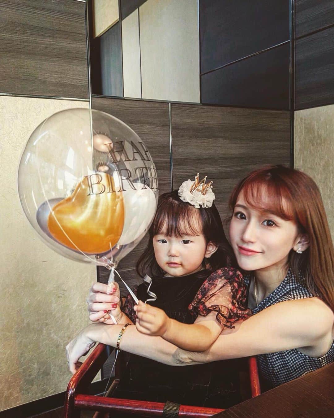 のインスタグラム：「. . love❤️❤️❤️ . 口にミートソースつけてるニナと産後ハゲMAXの私😂 一緒に写真撮りたいのにママを差し置いてりーちゃんりーちゃんだったので、これくらいしかなかった🥺 . #love #happybirthday #2ndbirthday #2歳誕生日 #お誕生日会 #birthdayparty #familyday #女の子ベビー」