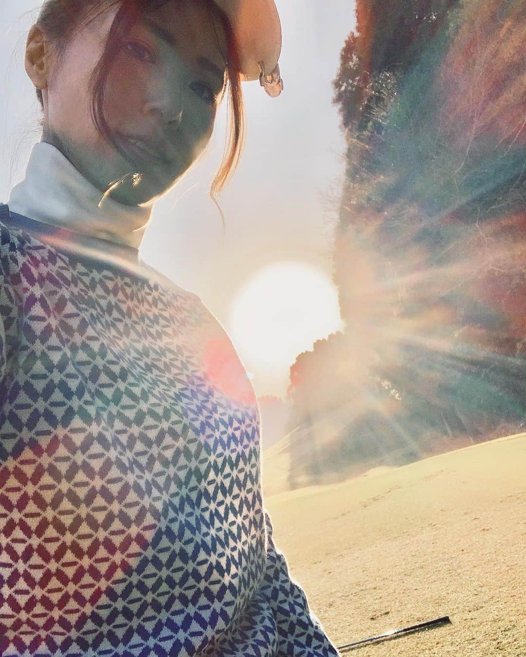 のインスタグラム：「眩しい☀️🌇  #ゴルフウェア#golftoday#ゴルフ#ゴルファー#ゴルフ女子#ゴルフコーデ#ゴルフ場#golfstagram #golf#スリクソン#srixon」