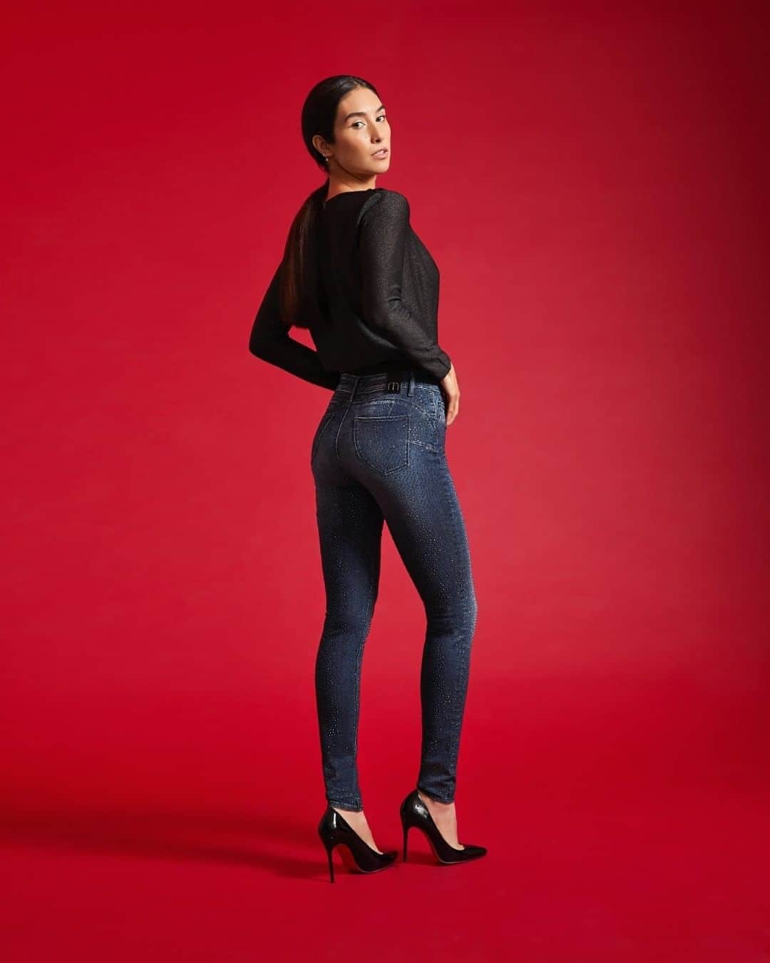 のインスタグラム：「Amazing basic look: available now in selected stores.  #MetJeans #fw2021collection #ILoveMet #feminine #womancollection」