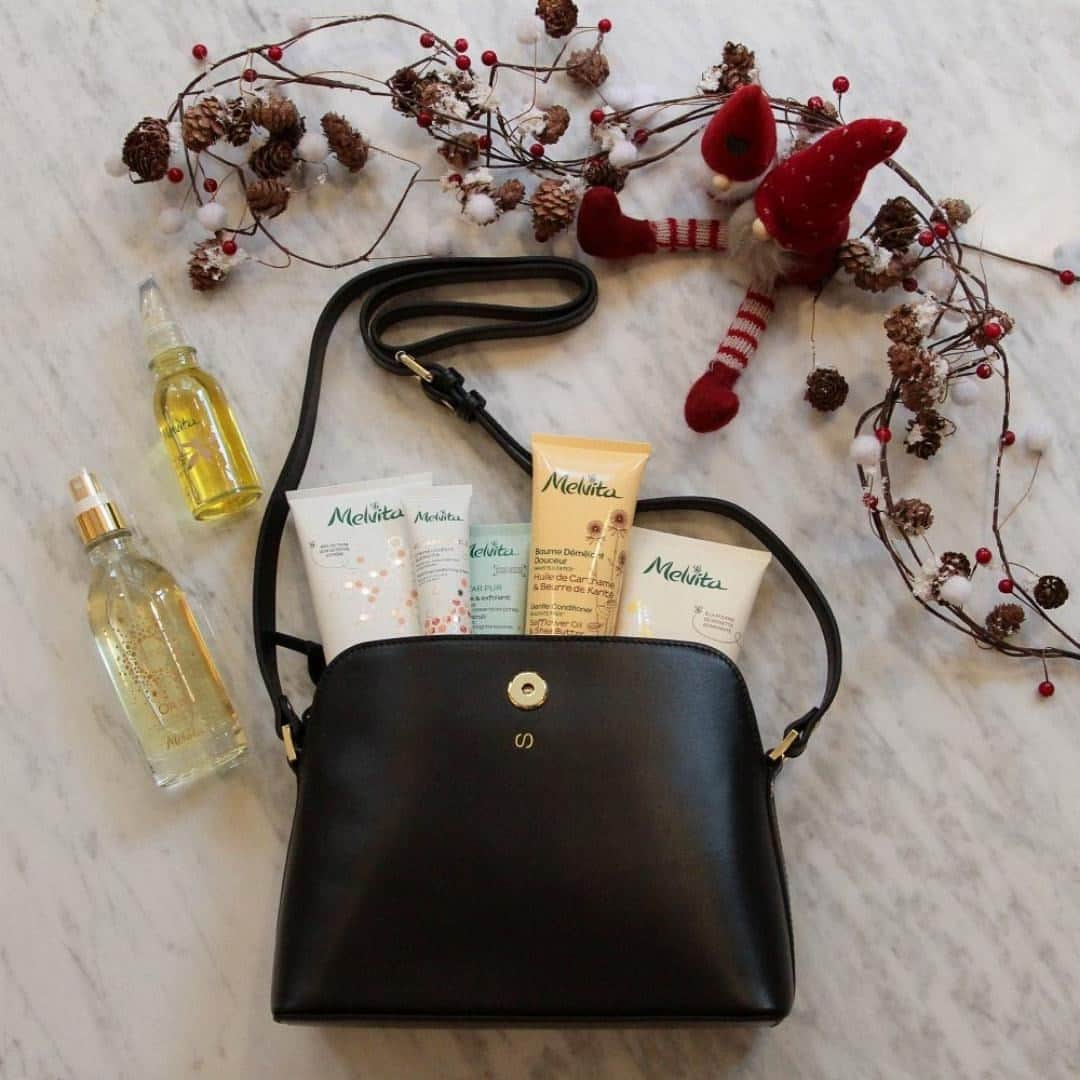 Melvita Officialさんのインスタグラム写真 - (Melvita OfficialInstagram)「👜 JEU CONCOURS TERMINÉ 👜  Parce que l’on a toujours besoin d’un nouveau sac et d’une nouvelle routine beauté, nous nous associons à la marque de maroquinerie française @sabrina_paris pour vous proposer un lot inédit d’une valeur de 300€ ! 😍  💛 Le sac best seller Victorine de chez Sabrina Paris ( coloris de votre choix)  💛 Une routine sublimante complète Melvita comprenant :  -  Le Fluide Visage Nectar de Miels -  L’Huile Végétale Argan Bio -  Le Masque exfoliant Nectar Pur -  Le lait corps Nectar de Miels -  L’Huile extraordinaire L’Or Bio  -  L’après shampoing démêlant -  Le Gel douche gommant     Pour participer, rien de plus simple :  👍 Suivez les comptes @melvitaofficial et @sabrina_paris ❤ Likez ce post 💬 Commentez la publication en invitant 2 ami(e)s à participer BONUS : Partagez ce jeu en story !  Concours ouvert à la France Métropolitaine : fin du concours le 13 Décembre inclus. Une seule participation par foyer. Seront exclus les comptes concours, merci.  Alors n’attendez plus et tentez votre chance ! 🍀  #melvita #cosmetique #bio #engagé #madeinfrance #concours #partenariat #collaboration #green #plante #nature #vert #deco #fleurs #fleurssechees #chance #cadeau #luck」12月7日 17時00分 - melvitaofficial