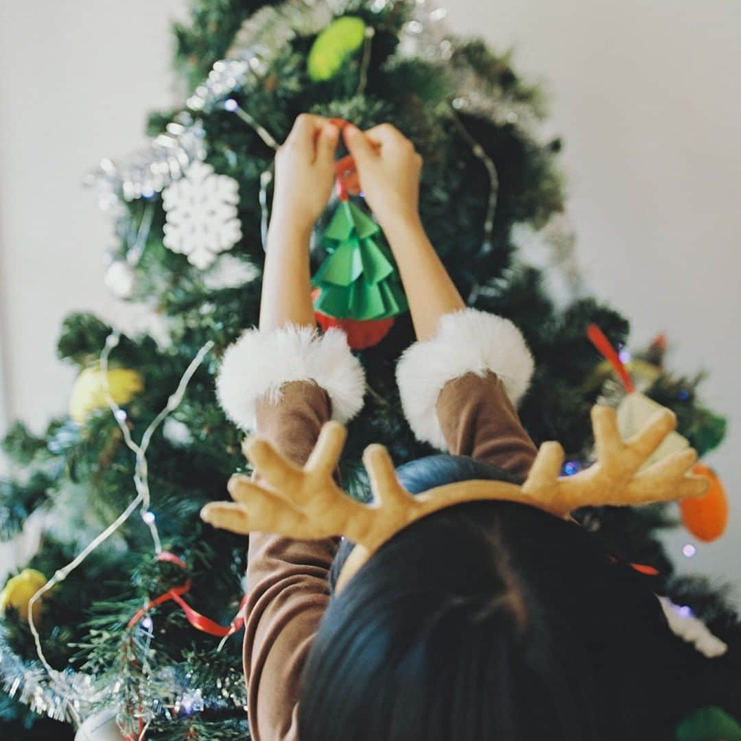 サントリー　グリーンダ・カ・ラさんのインスタグラム写真 - (サントリー　グリーンダ・カ・ラInstagram)「12月7日は #クリスマスツリーの日 🎄 クリスマスに向けて、クリスマスツリーの飾り付けをしたよ🎅 . ムギちゃんはトナカイに、ダカラちゃんはクリスマスツリー(!?)になって準備開始！！ . ツリーのオーナメントをつくって、グリーンダカラも飾り付けしたら…… . ＼✨完成✨／ . みんなもぜひオリジナルのオーナメントをつくって、飾り付けしてね😉 . 💚オーナメントの作り方はこちら💚 . 【クリスマスツリーのオーナメント作り方】 . 1.直径15cm,12cm,9cm の３つの大きさの円を用意します。 2.それぞれの円を半分に折ります。 3.さらに半分に折るを２回繰り返して、放射線状に8本の山折りを作ります。 4.山折りの間を谷折りにします。 5.同じものを3つ作ります。 6.3つの木のてっぺんをハサミで少し切って、小さな穴を作ります。 7.リボンの先端を玉結びします。 8.一番大きな木の部分にリボンの玉結びしてない方から通します。 9.玉結びをし、さらに2番目に大きい木を通して玉結びをし、一番小さい木の部分を通します。 10.てっぺんの部分を結んだら、完成。 . #クリスマスツリーの日 #手作りオーナメント #クリスマス #クリスマスプレゼント . #子どものいる生活 #こどものいる生活 . #チャレンジダカラちゃん #ダカラちゃんムギちゃんの季節のおたより #💚 #グリーンダカラ」12月7日 17時00分 - suntory_greendakara