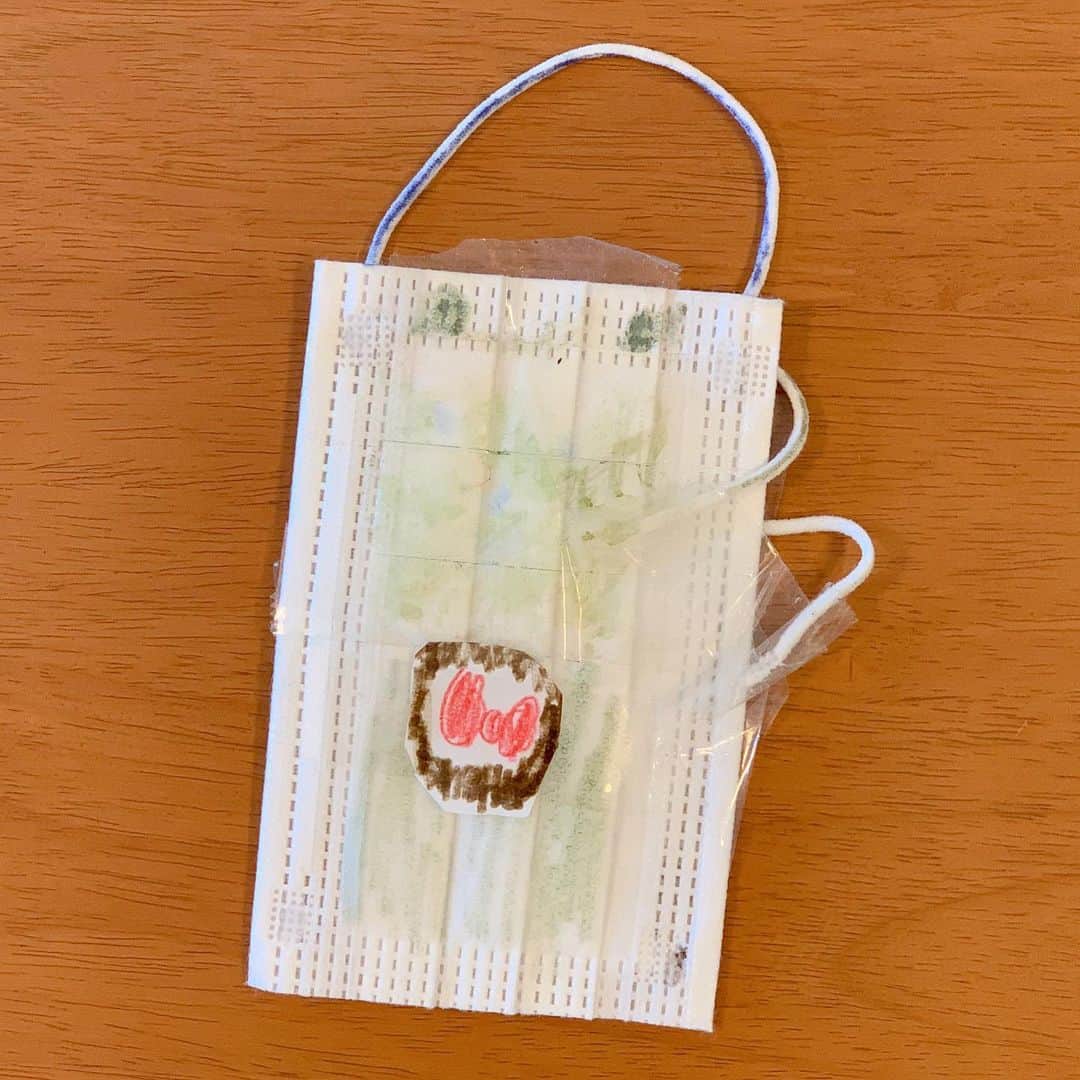 ochikeronさんのインスタグラム写真 - (ochikeronInstagram)「My son tore off his mask 😷 It was his fault but he cried... then my daughter made a bag to make him happy 😂 Contemporary ART 😆👍🏻」12月7日 17時06分 - ochikeron