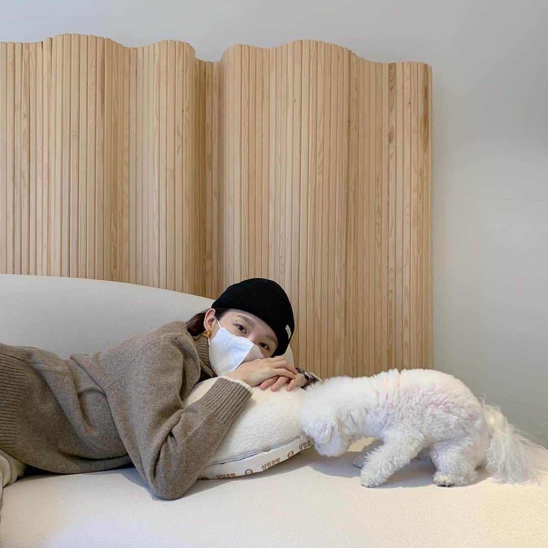 カン・ミンギョン のインスタグラム：「🤷🏻‍♀️ 내 칭구 업무에 관심있는 척 하더니 졸았구요?」