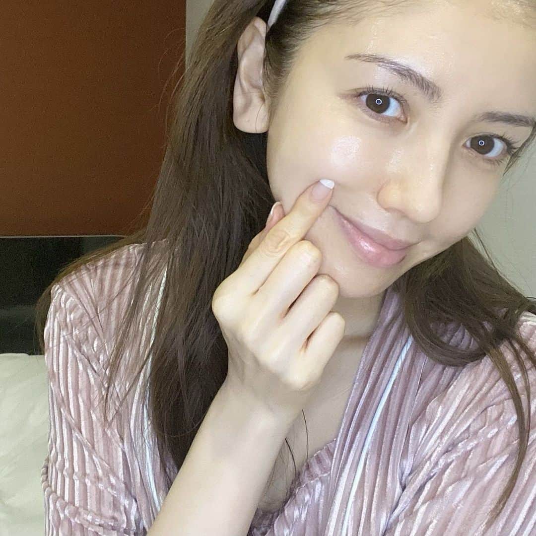 美香さんのインスタグラム写真 - (美香Instagram)「【つや玉】というキャッチフレーズが何とも魅力的な資生堂エリクシールの化粧水・乳液。 面白いくらい本当につや玉が出来るのがすごい🥰 頬もおでこも全部つやっとまん丸く光をおびます。 潤いを与えるだけではなくなめらかで均一なハリがあることで肌につや玉を作ってくれるそう。  なるほど。均一に。だからこんなに光るんですね。 面白くて鏡を見ながら顔を左右にふりふり。 特に暖房で肌が乾燥するこれからの季節は絶対的にしっかりうるおっていたいですよね☺️  お肌のコンディションに合わせてさっぱり、しっとり、とてもしっとり　の3種類から選べるのも嬉しい！ わたしはⅡ番のしっとりタイプ。 とろっとした質感が気持ちがいい。 かなり潤うのでコスパも🙆‍♀️  さすがロングセラーの実力派なだけの手応えあり。 毎日楽しくつや玉作り💗 皆さんも是非体感してみて下さい。    #つや玉続く化粧水乳液　 #ad　 #エリクシール　 #エイジングケア　 #年齢に応じたうるおいケア  @elixir_official_shiseido」12月7日 17時08分 - mikaofficial99