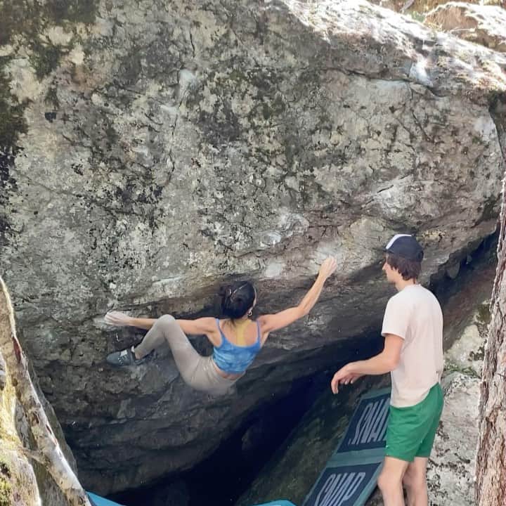 キャロライン・シノのインスタグラム：「[Souvenir de cet été💙à Ailefroide] Tchao Philippe au secteur du bas // 7B+ avec des pinces, des talons bizarre et du gainage: tout ce que j’aime‼️ @crimpoilofficial #climbmassage #recoverfaster」
