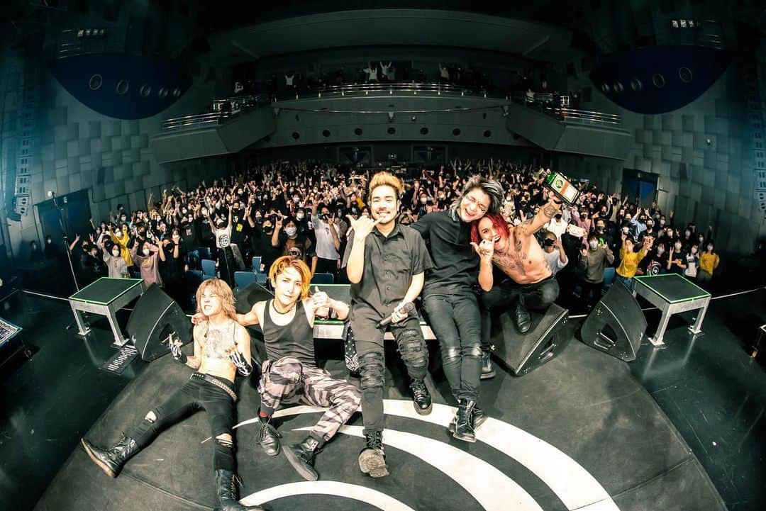Tatsuya Amanoさんのインスタグラム写真 - (Tatsuya AmanoInstagram)「LIVE at なんばhatch🌐﻿ ﻿ 全て出し切ったから身体は崩壊しているけどこのLIVEを通して心は生き返った✊🔥﻿ 皆んなのクラップ、しっかり受け取ったよ👏 ﻿ 大阪公演、見に来てくれてありがとう！  Photo by @takeshiyao」12月7日 17時11分 - tatsucrossfaith
