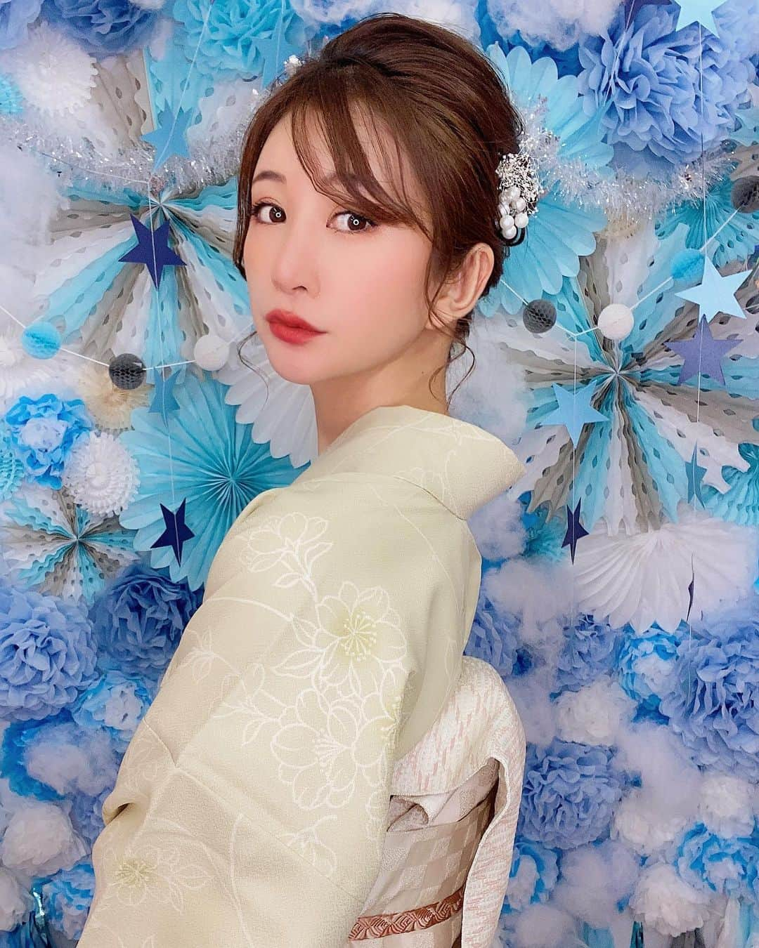 中村江莉香さんのインスタグラム写真 - (中村江莉香Instagram)「#着物撮影 #お疲れ様でした 💛 可愛い着物や浴衣が沢山でワクワクな時間でした📷✨#PR ヘアアレンジも可愛いぃ❤️  今年は初詣や出店⛩などどうかるか...コロナで少し不安もありますが、お着物を装ってお出かけしたり、おめかしするって心がハッピーになります💓 女の子って楽しい〜ねっ♡♡♡ #着物レンタル虹 🌈チェックしてみて下さいませ🧏‍♀️💐 撮影したものもまた少しずつUPしてゆきますー❤️❤️ お疲れ様でした🙌🧡  #広告モデル #インスタグラマー  #インフルエンサー #モデル #カタログモデル #YouTube #米江莉香 #アパレルオーナー #撮影 #浅草 #浅草スタジオ #スタジオ撮影 #着物ヘア #浅草着物レンタルアンドネイル虹 #浅草ネイルサロン虹 #浅草レンタル着物 #浅草着物レンタル #カメラマン #インフルエンサー募集 #ヘアアレンジ #撮影おつかれさまでした #ヘアカタログ #着物ヘア #浴衣ヘア #japanesemodel #日本 #和装」12月7日 17時12分 - erica_nakamura