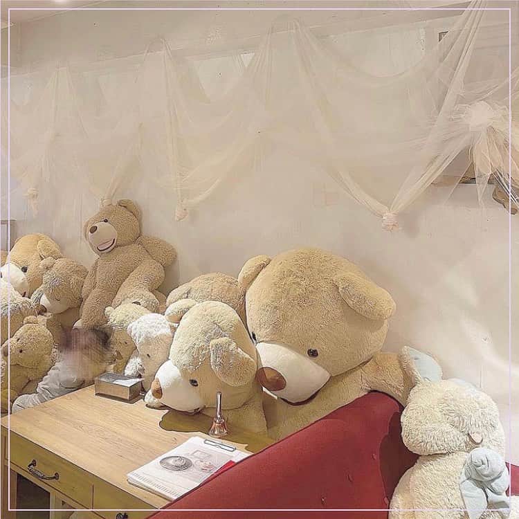 ピコフードさんのインスタグラム写真 - (ピコフードInstagram)「たくさんのぬいぐるみに囲まれたカフェ🧸 小物やケーキまで韓国ぽくてかわいいんです🐩﻿ オーダーケーキもやっているようなので、チェックしてみてください🤍 ﻿ 🍽️🍽️🍽️🍽️🍽️🍽️🍽️🍽️﻿ お店のタグ﻿ #allcscafe  他の地域を探す﻿ #piko_高円寺  🍽️🍽️🍽️🍽️🍽🍽️🍽️ ﻿ @rinacha____  @pino_n160  @mikuu27  @jueri_ruby  @ma__ma__gram  @moeka____0337  @___mikipon___  さん﻿ ありがとうございました！！﻿ 🐥 🐥 🐥 🐥 🐥 🐥 🐥 🐥 🐥 🐥 🐥 🐥﻿ ﻿ ※最新の情報は調べてご確認をお願いします🙇🏻‍♀️﻿ ﻿ 関東圏内のオシャレなグルメの投稿を厳選し、﻿ 紹介してます👣👀﻿ オシャレなグルメを見つけよう！➡️ @piko_food_﻿ #piko_food もつけて投稿してくれると﻿ いいねとたまにコメントしに行きます❤️﻿ ﻿ 🐥 🐥 🐥 🐥 🐥 🐥 🐥 🐥 🐥 🐥 🐥 🐥﻿ ﻿ ﻿ .﻿ ﻿ .﻿ #東京カフェ#東京グルメ#東京カフェ巡り#高円寺カフェ#高円寺カフェ巡り#韓国カフェ風#韓国風カフェ#도쿄카페 #韓国好き#グルメ巡り#グルメ女子#カフェ女子#淡色女子#おしゃれカフェ#おしゃれcafe#韓国風#カフェスタグラム#カフェ活#カフェタイム#cafestagram #カフェ部 #カフェ活 #おしゃれさん#ぬいぐるみ #プードルケーキ #オーダーメイドケーキ #かわいいカフェ」12月7日 17時13分 - piko_food_