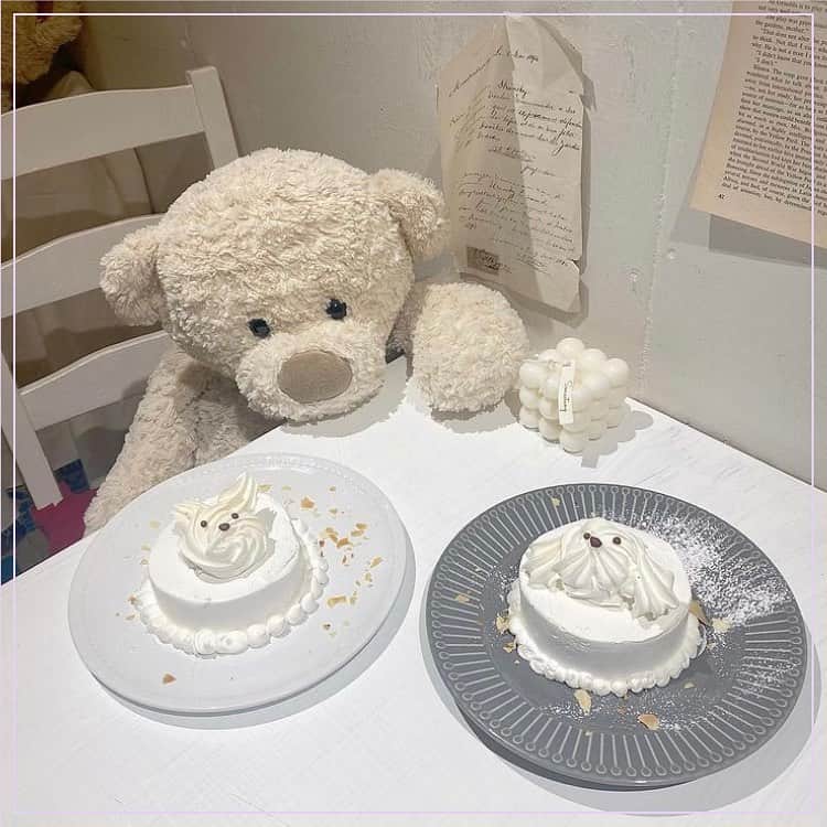 ピコフードさんのインスタグラム写真 - (ピコフードInstagram)「たくさんのぬいぐるみに囲まれたカフェ🧸 小物やケーキまで韓国ぽくてかわいいんです🐩﻿ オーダーケーキもやっているようなので、チェックしてみてください🤍 ﻿ 🍽️🍽️🍽️🍽️🍽️🍽️🍽️🍽️﻿ お店のタグ﻿ #allcscafe  他の地域を探す﻿ #piko_高円寺  🍽️🍽️🍽️🍽️🍽🍽️🍽️ ﻿ @rinacha____  @pino_n160  @mikuu27  @jueri_ruby  @ma__ma__gram  @moeka____0337  @___mikipon___  さん﻿ ありがとうございました！！﻿ 🐥 🐥 🐥 🐥 🐥 🐥 🐥 🐥 🐥 🐥 🐥 🐥﻿ ﻿ ※最新の情報は調べてご確認をお願いします🙇🏻‍♀️﻿ ﻿ 関東圏内のオシャレなグルメの投稿を厳選し、﻿ 紹介してます👣👀﻿ オシャレなグルメを見つけよう！➡️ @piko_food_﻿ #piko_food もつけて投稿してくれると﻿ いいねとたまにコメントしに行きます❤️﻿ ﻿ 🐥 🐥 🐥 🐥 🐥 🐥 🐥 🐥 🐥 🐥 🐥 🐥﻿ ﻿ ﻿ .﻿ ﻿ .﻿ #東京カフェ#東京グルメ#東京カフェ巡り#高円寺カフェ#高円寺カフェ巡り#韓国カフェ風#韓国風カフェ#도쿄카페 #韓国好き#グルメ巡り#グルメ女子#カフェ女子#淡色女子#おしゃれカフェ#おしゃれcafe#韓国風#カフェスタグラム#カフェ活#カフェタイム#cafestagram #カフェ部 #カフェ活 #おしゃれさん#ぬいぐるみ #プードルケーキ #オーダーメイドケーキ #かわいいカフェ」12月7日 17時13分 - piko_food_