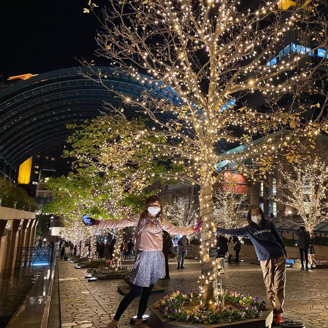 run+さんのインスタグラム写真 - (run+Instagram)「"CLEAN＆ART 恵比寿の駅公園の落書き消し&ゴミ拾い"からの～おかわり #イルミRUN  東横線の面影や出来上がりの楽しみな桜が丘に思いを馳せながらバカラと渋谷ストリームのイルミネーション✨  そして、実際に走りながら、 落書きが多い場所や不安な場所などを話しながら #RUN 落書きのない安心して走れる道が増えます様に。  Pic1 Virtual Advent Running Day6🎄🗓 お題「トナカイを探してみよう」のウィンドウで見つけたトナカイ♡  #写ラン #写真で伝えたい私の世界 #走れるって幸せ #走れるって当たり前じゃない #ゆるラン #街ラン #街RUN  #ハシリマシタグラム #ハシリマスタグラム #igランナーズ #走るを楽しむ #写ラン  #ランニング好きな人と繋がりたい #ランナーさんと繋がりたい #igランナーズと繋がりたい  #RunForSmile #Runday #RunLovesLife #runstagram @runplus #aday  #virtualrunning2020 #AdventRunning #バーチャルアドベントランニング」12月7日 17時14分 - runplus