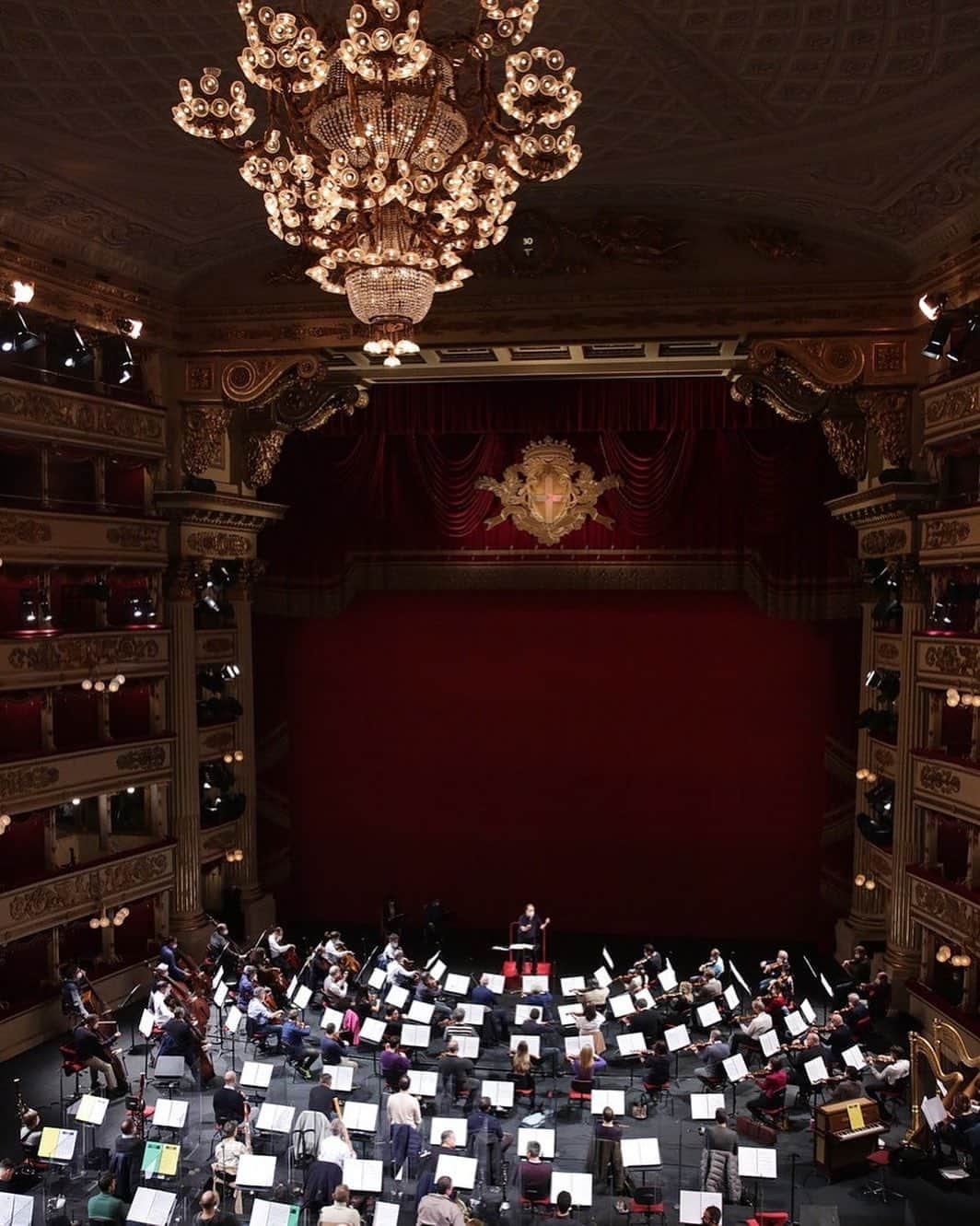 Vogue Italiaさんのインスタグラム写真 - (Vogue ItaliaInstagram)「This year the Opening Night of @TeatroallaScala, an unmissable appointment on December 7, will reach all the Opera, Ballet and theatre lovers from all over the world. Discover how to watch “A riveder le stelle” and read the text by @_ValentinaBonelli_ at the link in bio.」12月7日 17時20分 - vogueitalia