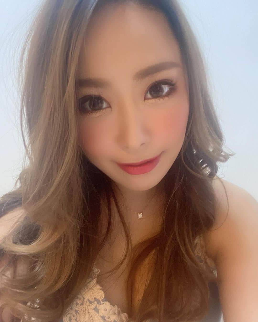のインスタグラム：「イメチェンメイク💖  秋冬トレンドのレッドブラウンメイクに挑戦💄✨ アイメイクはシャドウの色が映えるようアイラインは引かずにシャドウのグラデとマスカラだけ👀✨  リップはマットリップで大人っぽく💋 ってだいぶ大人やけどなぁ🤣笑  #メイク#秋冬メイク#レッドブラウン #アイメーク#マットリップ#秋冬メイク2020 #大人メイク#イメチェンメイク#冬メイク#メイク好き#女子の楽しみ#トレンドメイク」