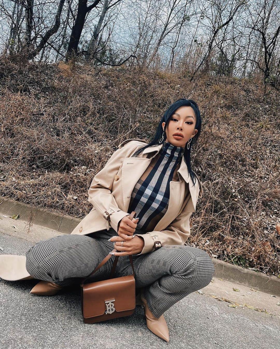 Jessiさんのインスタグラム写真 - (JessiInstagram)「Bringing the trend out with the trench out 🤎 #AD #Burberry #TheTBBag @burberry」12月7日 17時23分 - jessicah_o