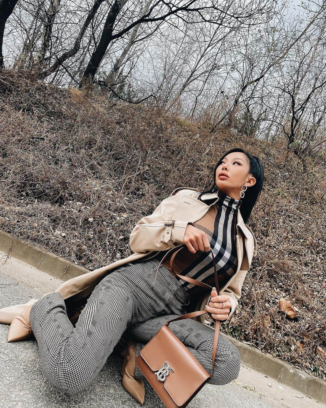 Jessiさんのインスタグラム写真 - (JessiInstagram)「Bringing the trend out with the trench out 🤎 #AD #Burberry #TheTBBag @burberry」12月7日 17時23分 - jessicah_o