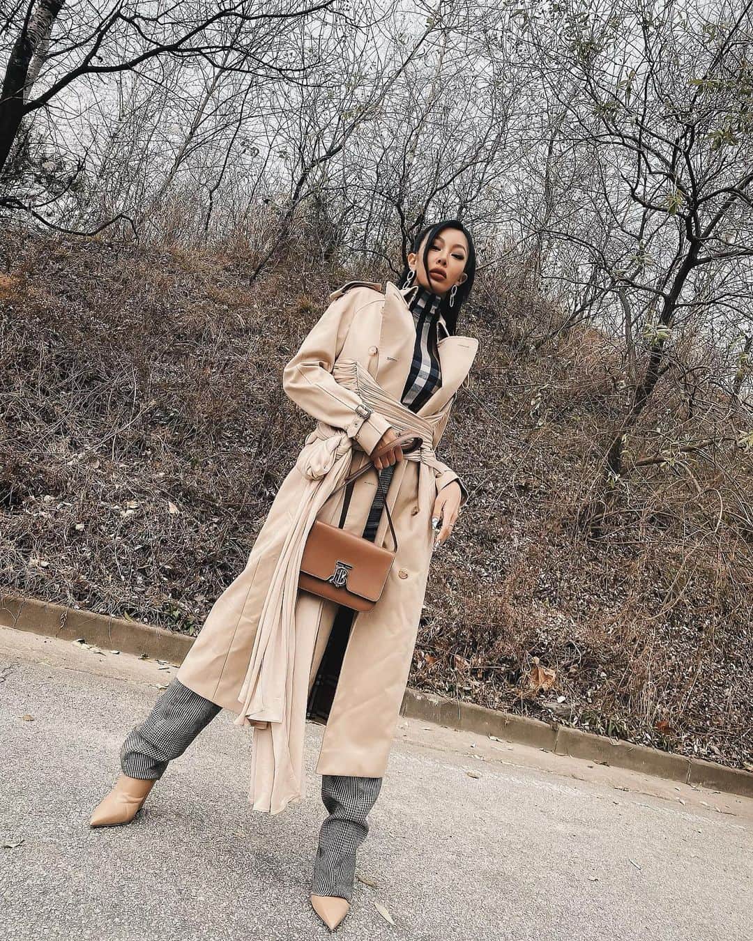 Jessiさんのインスタグラム写真 - (JessiInstagram)「Bringing the trend out with the trench out 🤎 #AD #Burberry #TheTBBag @burberry」12月7日 17時23分 - jessicah_o