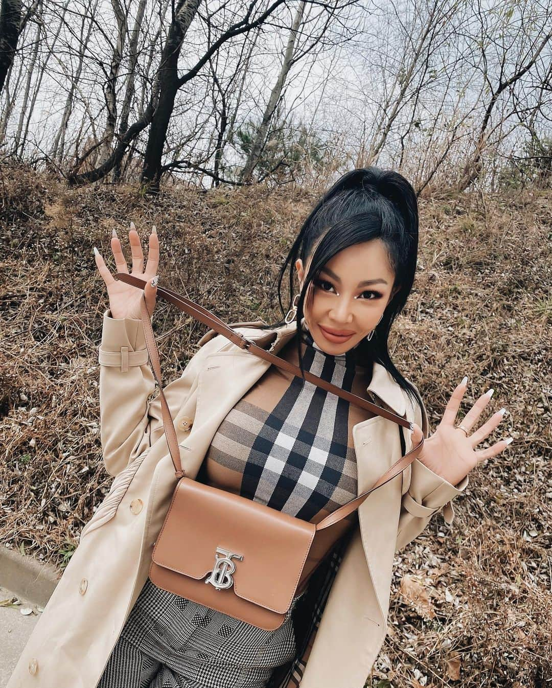 Jessiさんのインスタグラム写真 - (JessiInstagram)「Bringing the trend out with the trench out 🤎 #AD #Burberry #TheTBBag @burberry」12月7日 17時23分 - jessicah_o