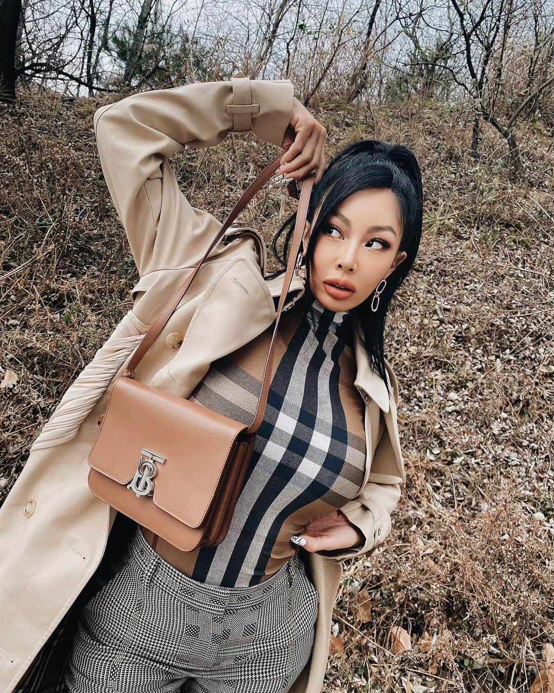 Jessiさんのインスタグラム写真 - (JessiInstagram)「Bringing the trend out with the trench out 🤎 #AD #Burberry #TheTBBag @burberry」12月7日 17時23分 - jessicah_o