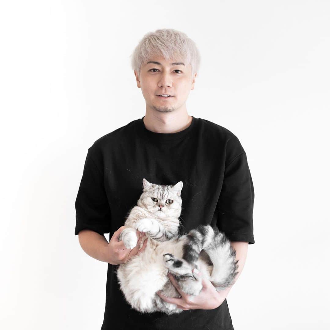 Ryuto Satoさんのインスタグラム写真 - (Ryuto SatoInstagram)「ㅤㅤㅤㅤㅤㅤㅤㅤㅤㅤㅤㅤㅤ 猫達への愛が強すぎて、 フードボウル作っちゃいました！ ㅤㅤㅤㅤㅤㅤㅤㅤㅤㅤㅤㅤㅤ 本日よりMakuakeにて「有田焼フードボウル」の募集を開始しています。シュガとミルク、2019年7月に保護してから今日で1年6ヶ月が経ちます。今でこそ元気な姿で跳ねまわってますが、暮らし始めた当初からシュガは吐き戻し癖がありました。美味しそうにカリカリを食べても、ちょっとしたらゲェしてしまうのです。 ㅤㅤㅤㅤㅤㅤㅤㅤㅤㅤㅤㅤㅤ そんな愛猫を見兼ね、正しい姿勢が出来る高さのある餌皿を購入検討しましたが、インテリアに馴染むシンプルなものがない！ならば作ろう！！と一念発起し、自身で創作した高台付きフードボウルがベースとなっています。制作背景や経緯などはマクアケに詳細記載しておりますのでそちらをご確認下さい。 ㅤㅤㅤㅤㅤㅤㅤㅤㅤㅤㅤㅤㅤ 猫のほか小型犬もお使い頂けるサイズ感ですので、プレゼントにいかがでしょうか。 ㅤㅤㅤㅤㅤㅤㅤㅤㅤㅤㅤㅤㅤ 更に飼い主さん用にもお揃いで使えるオソロマグカップも用意しています。 ㅤㅤㅤㅤㅤㅤㅤㅤㅤㅤㅤㅤㅤ マグ単品のプランも用意しているので、ペット飼ってないけど応援したいよー！という方は、そちらの応援購入をよろしくお願いします🙇🏻 #Makuake」12月7日 17時33分 - ryuto_sato_