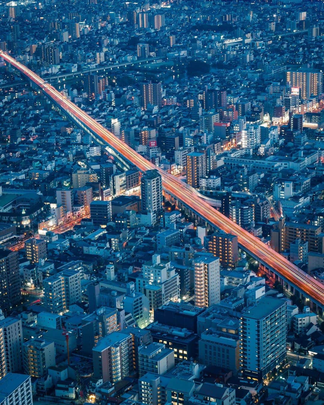 のインスタグラム：「- 朝と夜で表情を変える街の景色。 ステイケーションプランで5つ星の贅沢を満喫して 大阪のベストアドレスに佇むセントレジスホテル大阪で 極上の体験をお愉しみください。  Take in the view in the morning and the city at night.   Indulge yourself with 5-star luxury by booking a stay with us and embrace yourself with exquisite experiences at the best address – The St. Regis Osaka.   #stregisosaka #liveexquisite #セントレジス大阪 #セントレジスホテル大阪 #セントレジスバー #アフタヌーンティー #staycation# #festiveseason #christmas #weekend #5つ星ホテル #大阪ラグジュアリーホテル #高級ホテル #関西ラグジュアリーホテル #梅田ラグジュアリーホテル」