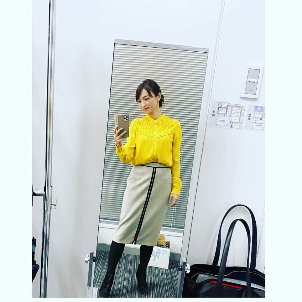 望月理恵さんのインスタグラム写真 - (望月理恵Instagram)「先日の衣装 チーズに合わせて黄色のシャツ❣️ シャツ @numerotokyo  最近タイトスカートが大好き  #衣装#マネージャーの鞄🤣」12月7日 17時26分 - mochiee28