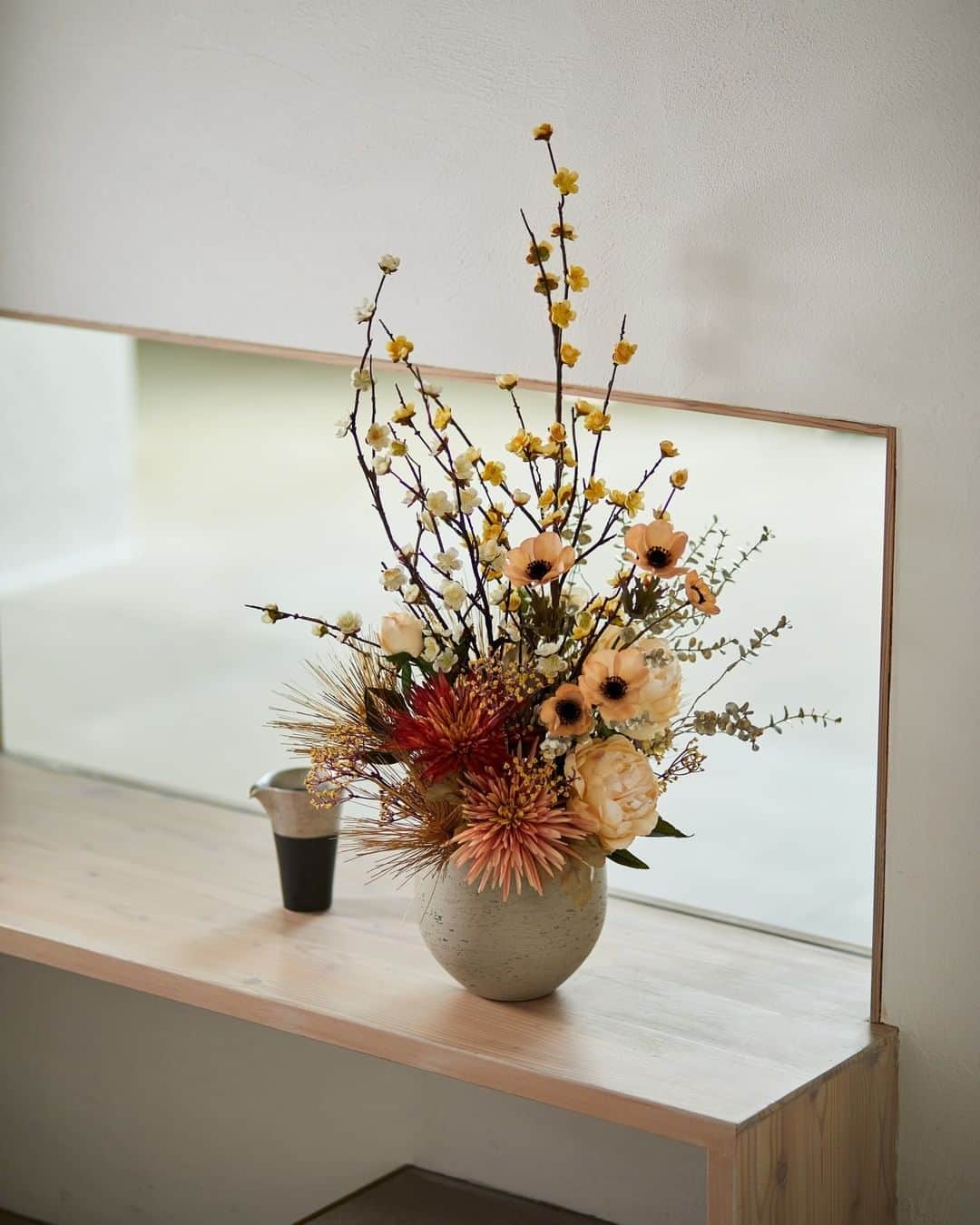 東京堂アーティフィシャルフラワーMAGIQのインスタグラム：「・ 【アーティフィシャルで季節を迎える】 ～Ｗinter Color Flower ＊ New Year (ウィンターカラーフラワー＊新春）～ ・ FJ1728-4　舞妓梅大枝 FJ1729-1　舞妓梅中枝 FM4487-6　カリタアネモネスプレー FM5184-3.6　ファンタジアマム FM2337-37　コンフォートピオニー FJ2568-4　煌めきかすみ草 JV1795　ゴールド松枝 FJ1049-50　ブライトユーカリツイッグ CF40306-15　カッセルオーブ	 ・ 【You Tube TOKYODO公式チャンネル】 見て学べて役立つ、お花に関する動画満載❗️ 👇👇👇 https://m.youtube.com/channel/UCyD95_Gb0wQhvTRm9FDJnsQ ✳️【チャンネル登録】お願いします🙇‍♀️ Please subscribe to my channel ❗️ 请注册 ❗️ 채널 등록 고마워요 😁 ・ #MAGIQ #MAGIQのある暮らし #TOKYODO #東京堂 #アーティフィシャルフラワー #アーティフィシャル #アートフラワー #造花  #フェイクフラワー  #フェイクグリーン #花 #花のある暮らし #花のある生活 #花好きな人と繋がりたい #花を飾る #インテリア #インテリアフラワー  #フラワーデザイン #フラワーアレンジメント #フラワーアレンジ #アレンジメント #artificial #artificialflower #flowerofinstagram #flowersoninstagram #花藝 #꽃스타그램 #조화 #初春 ＃#新春」