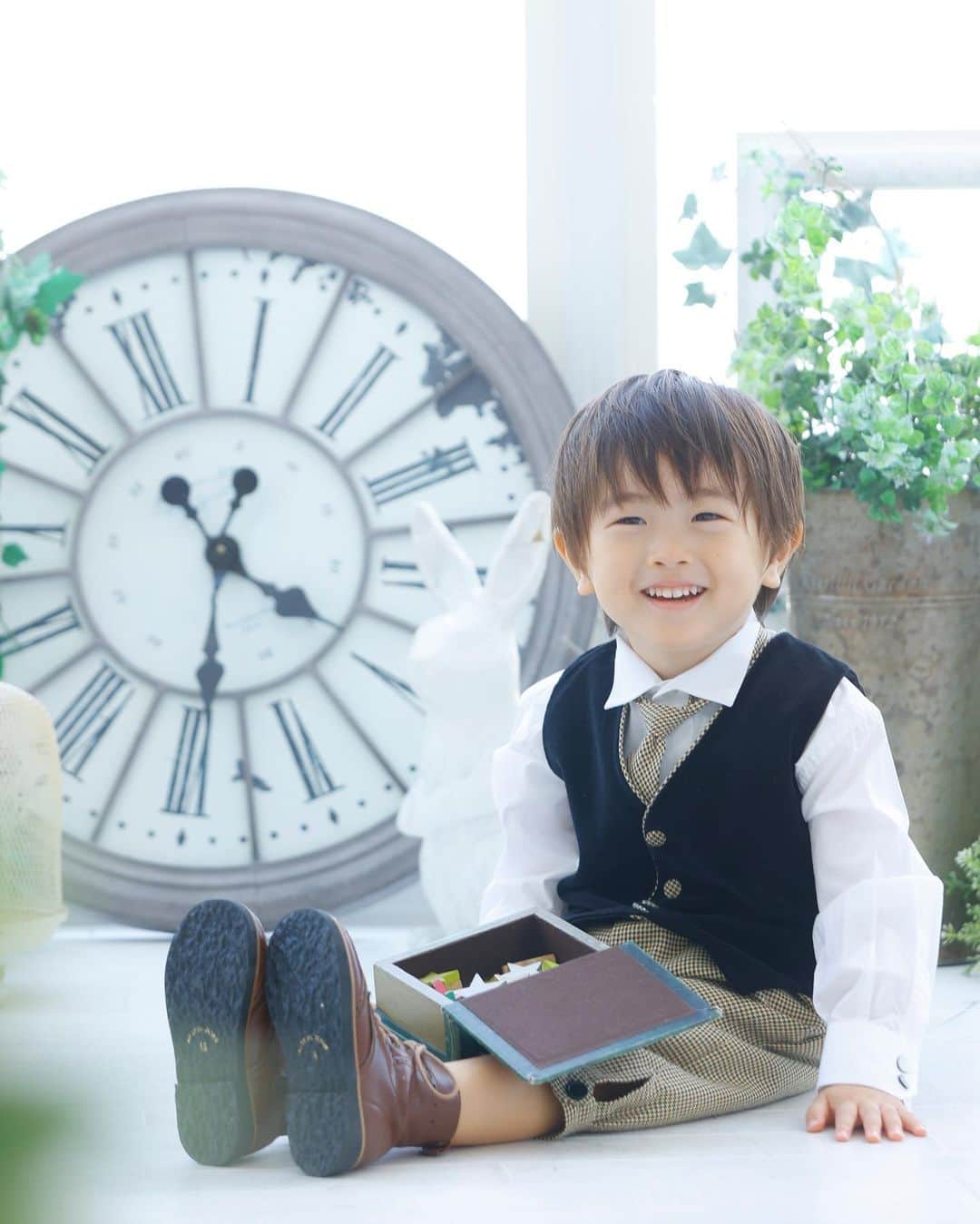 田中涼子のインスタグラム：「昨日で4歳になりました💓  3歳の息子に会えるの最後か、と思ったら寂しくて「抱っこさせて〜」といったら「なーな(妹)が起きてるでしょ」って🥺 起きててもいいねんよ〜と言ったら嬉しそうに来た🥺  毎日たくさん抱っこしてたつもりだけどそんな風に思わせちゃってたのか🥺  4歳もまだまだ甘えてね〜💓  2枚目　出産直後 母と夫に立ち合ってもらったよ〜 意識朦朧　笑  #出産記録 #男の子ママ  #4歳男の子」