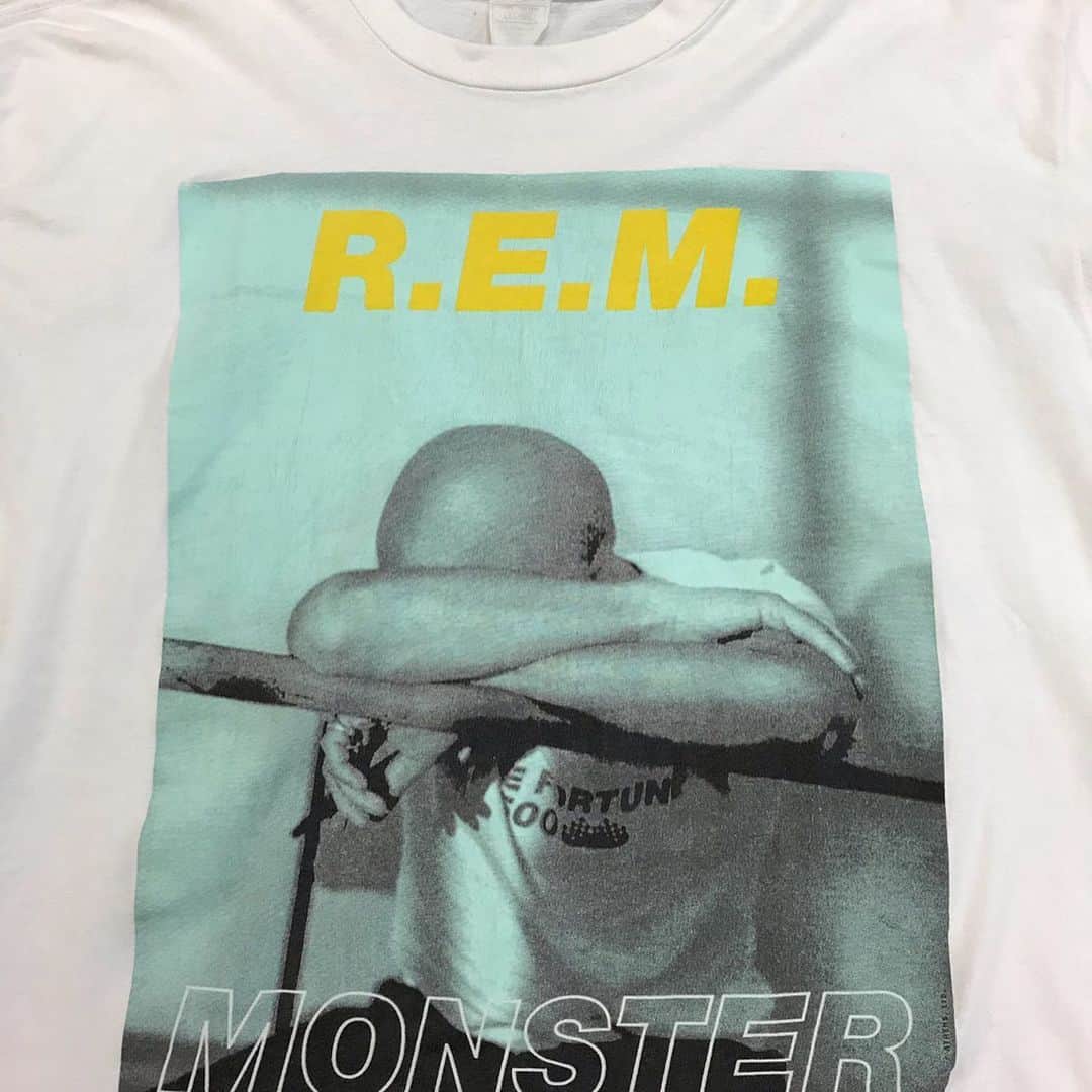 ジャムルさんのインスタグラム写真 - (ジャムルInstagram)「1995's　R.E.M. ¥17000+tax .  2007年にロックの殿堂入りを果たしたバンド、R.E.M. 様々なアーティストからリスペクトを受けるアメリカのオルタナを代表するバンドの1つです。  1994年にリリースされたアルバム「 MONSTER 」 こちらはその翌年、95年に行われたツアーTシャツになります。  R.E.M.のTシャツの中でも特に人気の高いグラフィック。 アーティスティックなフォトプリントが無茶苦茶カッコ良いデザインです！ .  WEB SHOPに入荷しております。 是非ご覧ください。 jammru.com  #お問い合わせはお電話で承ります #jammru#jammru_tee#vintagetshirt #vintagetee#bandtee#rem #osaka  #fashion  #streetstyle  #streetfashion  #vtg  #vintage  #used  #usedclothing  #古着 #古着屋 #ファッション #70s #80s #90s #ご来店の際はマスクの着用をお願い致します」12月7日 17時36分 - jammru