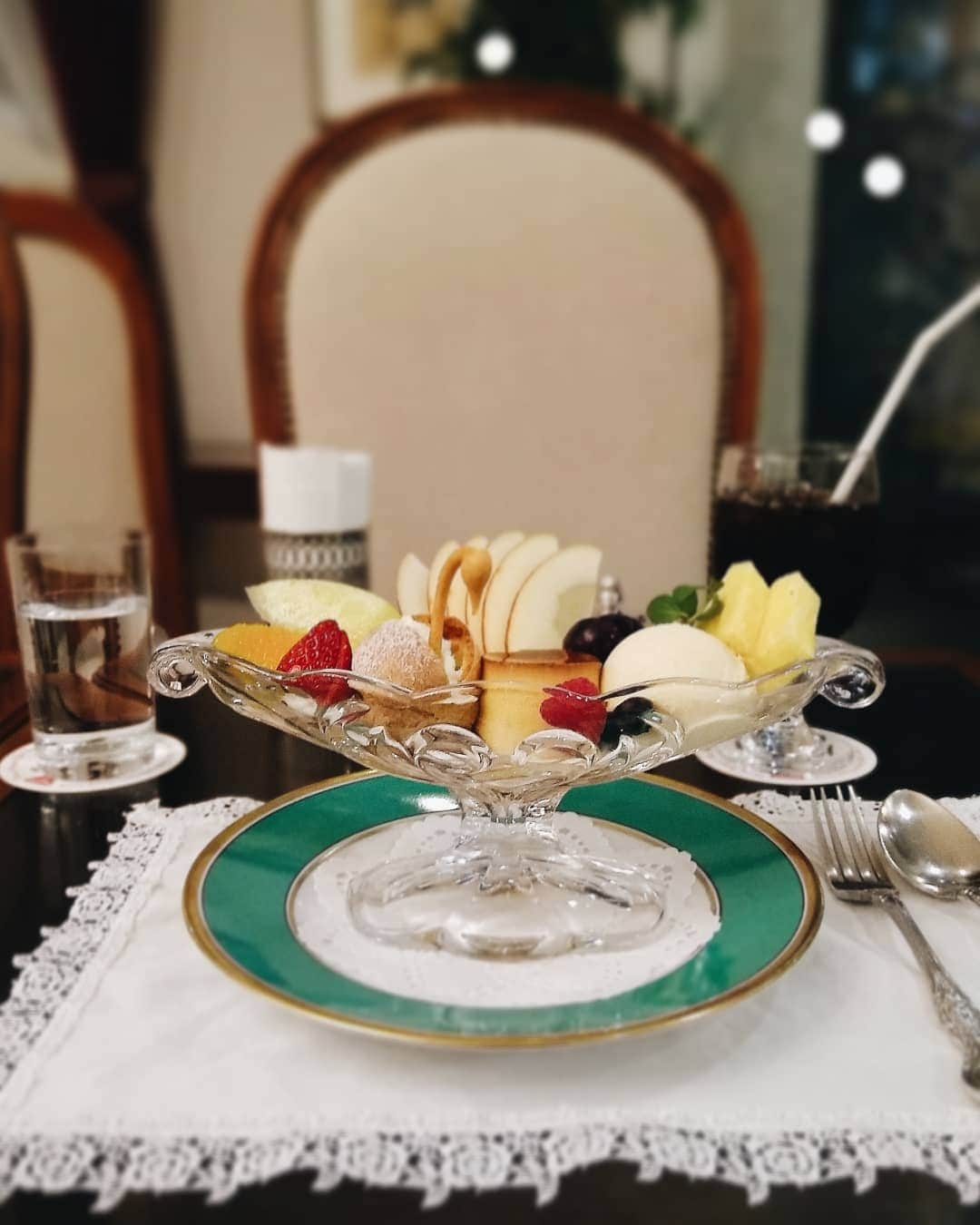 kei_pqのインスタグラム：「☕🍮山の上ホテルのプリンアラモード バニラアイスが濃厚で硬めのプリンとの相性も◎ よく見るとテーブルクロスのレースに小さな文字で、HilltopHOTELの刺繍飾りもあり感動。」