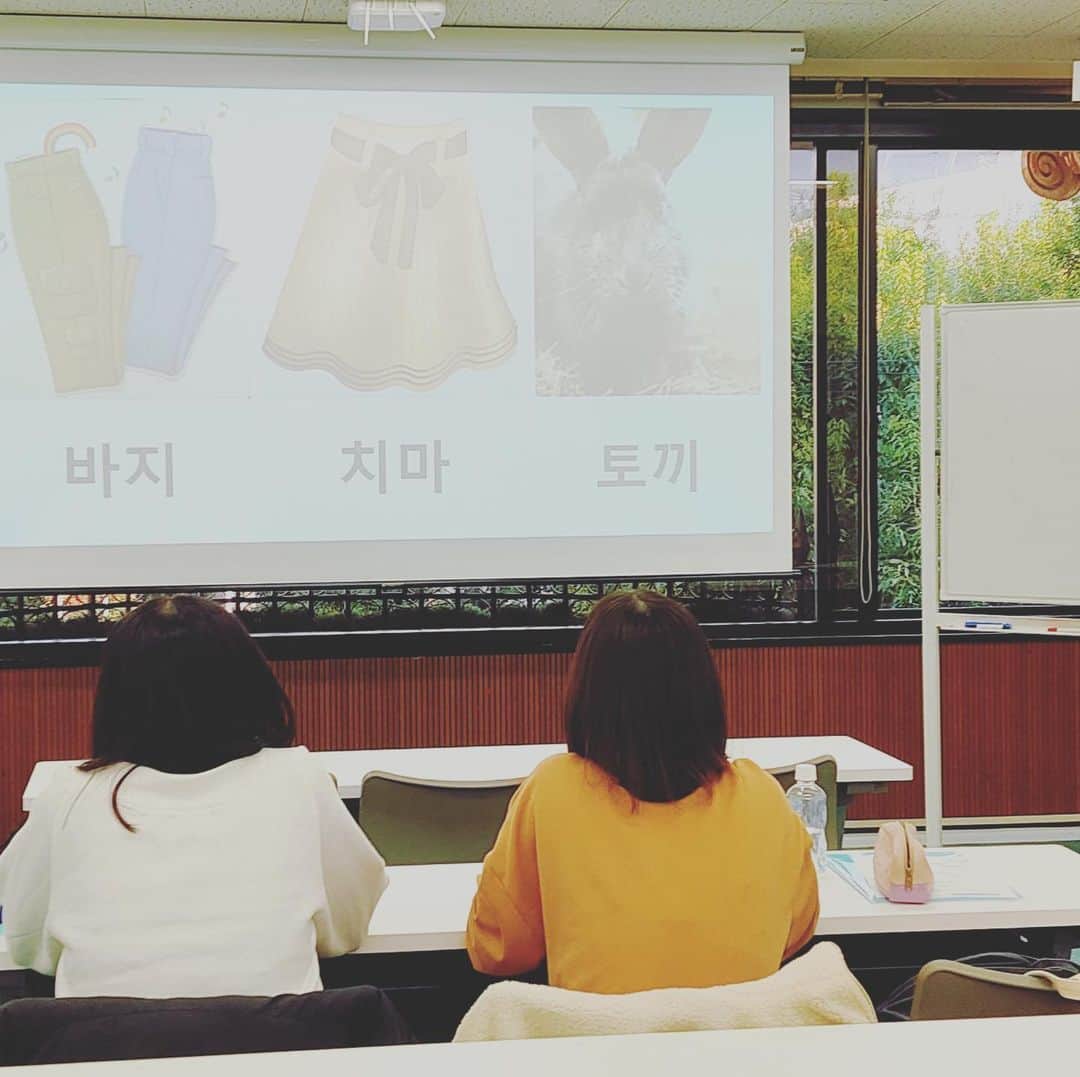 東京観光専門学校さんのインスタグラム写真 - (東京観光専門学校Instagram)「外国語コミニュケーション学科韓国語コース🇰🇷  안녕하세요! 昨日12月6日はハングル文字講座と在校生の先輩にいろいろな質問ができるスペシャルイベントを組み合わせた特別な日でした❣️ Kpopから韓国語に興味を持ったというお二人は韓国語を独学で勉強中で、飲み込みが早く私たちがびっくりしてしまいました😳  先輩にも気になることやどうして韓国語を勉強しようと思ったのか将来の事など普段なかなか聞くチャンスがないことを聞けてとても楽しい時間でした😌🤍 最後は先輩とプレゼントをもってパシャリ📷✨ 次回はAOプレスクールでお会いしましょう😉！ 또 만나요💛  【東京観光専門学校外国語コミニュケーション学科韓国語コース絶賛募集中！】 在学中に留学（現在はオンラインにて対応）ができ、韓国語とサービスを掛け合わせた就職や、提携大学への編入が目指せる人気コース！ 詳しい情報は韓国語コース専用冊子に掲載中ですので、気になる方はHPをチェック！  https://www.tit.ac.jp/subject/flc/korea/  #韓国語勉強中の人と繋がりたい  #韓国語勉強  #韓国好きな人と繋がりたい  #韓国情報  #韓国」12月7日 17時48分 - tokan_1967