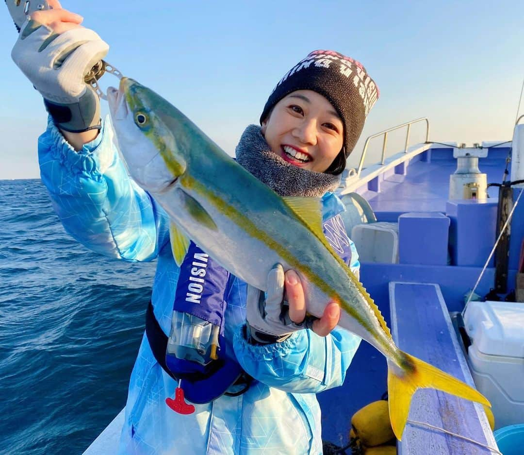 太田唯さんのインスタグラム写真 - (太田唯Instagram)「今日の釣果です‼️﻿ 久里浜沖で初めてのイナダ釣れましたーー！！✊✨﻿ ﻿ 青物釣りは引きが強くって楽しい！﻿ 今朝は風がありましたが、﻿ お昼頃からは落ち着いて、良いコンディションで釣りを楽しめました🌬﻿ ﻿ 船長さんおすすめの竜田揚げにして頂きます🙏✨﻿ ﻿ ﻿ ﻿ ﻿ #釣り#fishing  #イナダ #釣果 #釣果グラム  #釣りガール #久里浜 #ツリジョ」12月7日 17時56分 - yuiohta.official